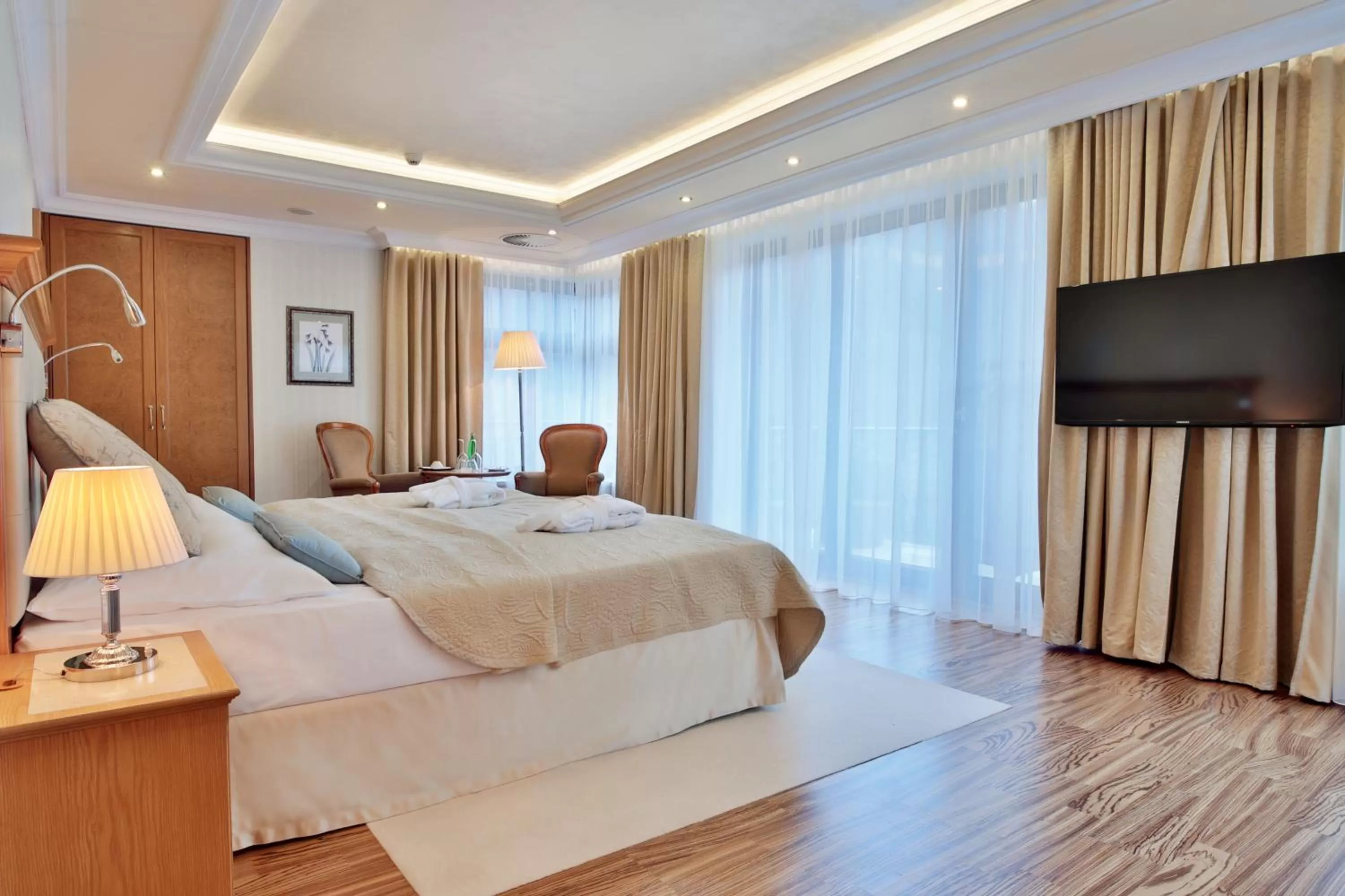 TV and multimedia, Bed in Retro Riverside Wellness Resort