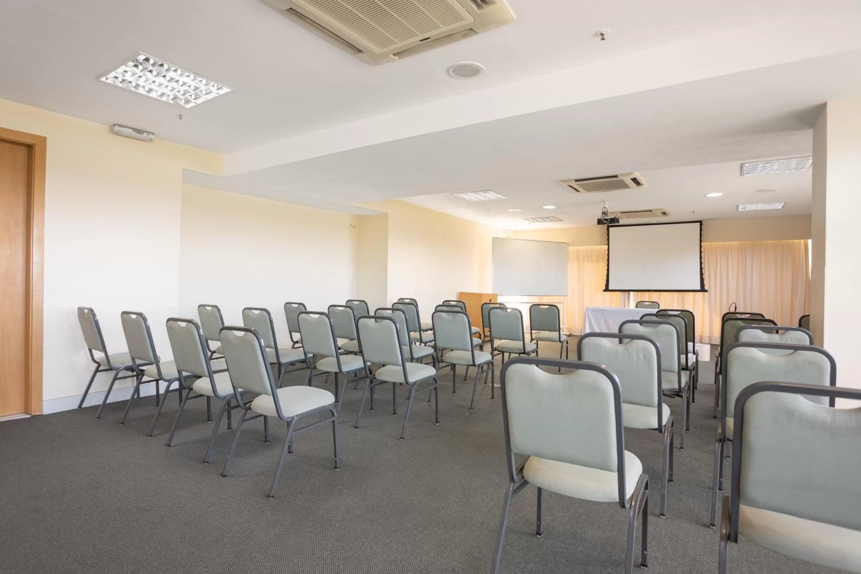 Meeting/conference room in Golden Tulip Macaé