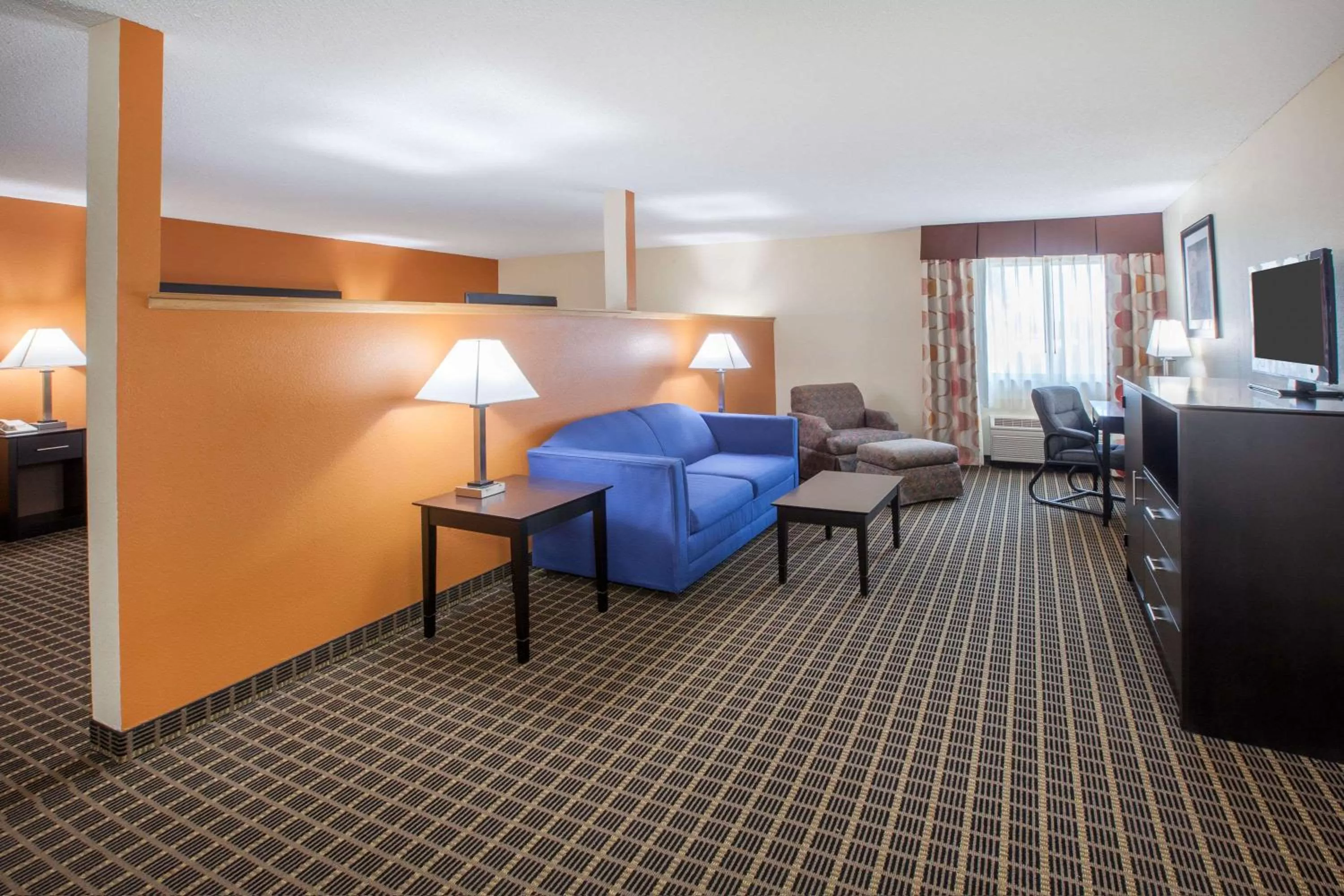 Photo of the whole room, Bed in Baymont by Wyndham South Haven