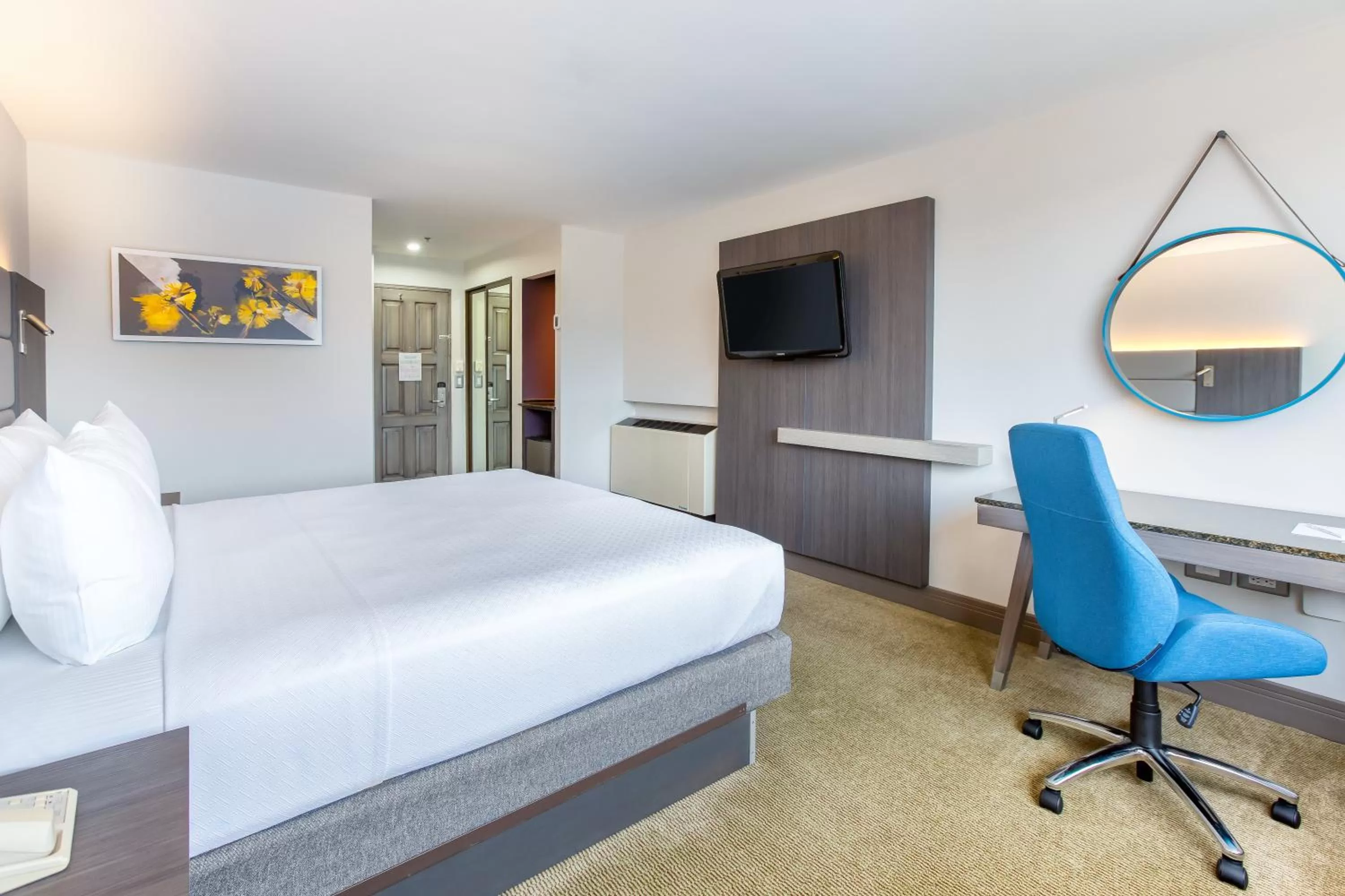 Photo of the whole room, Bed in Crowne Plaza San Jose La Sabana by IHG