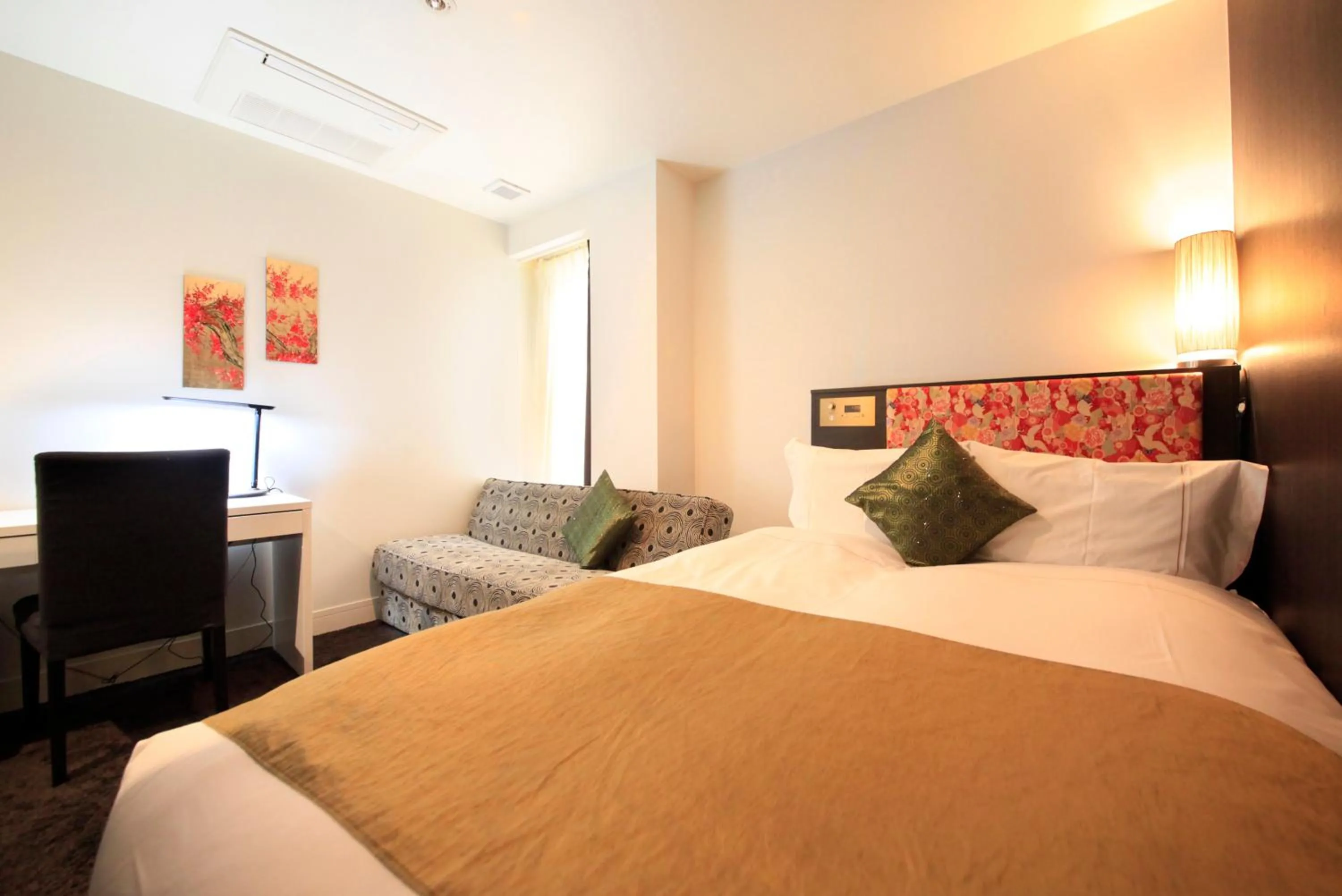 Photo of the whole room, Bed in Centurion Hotel Grand Akasakamitsuke Station