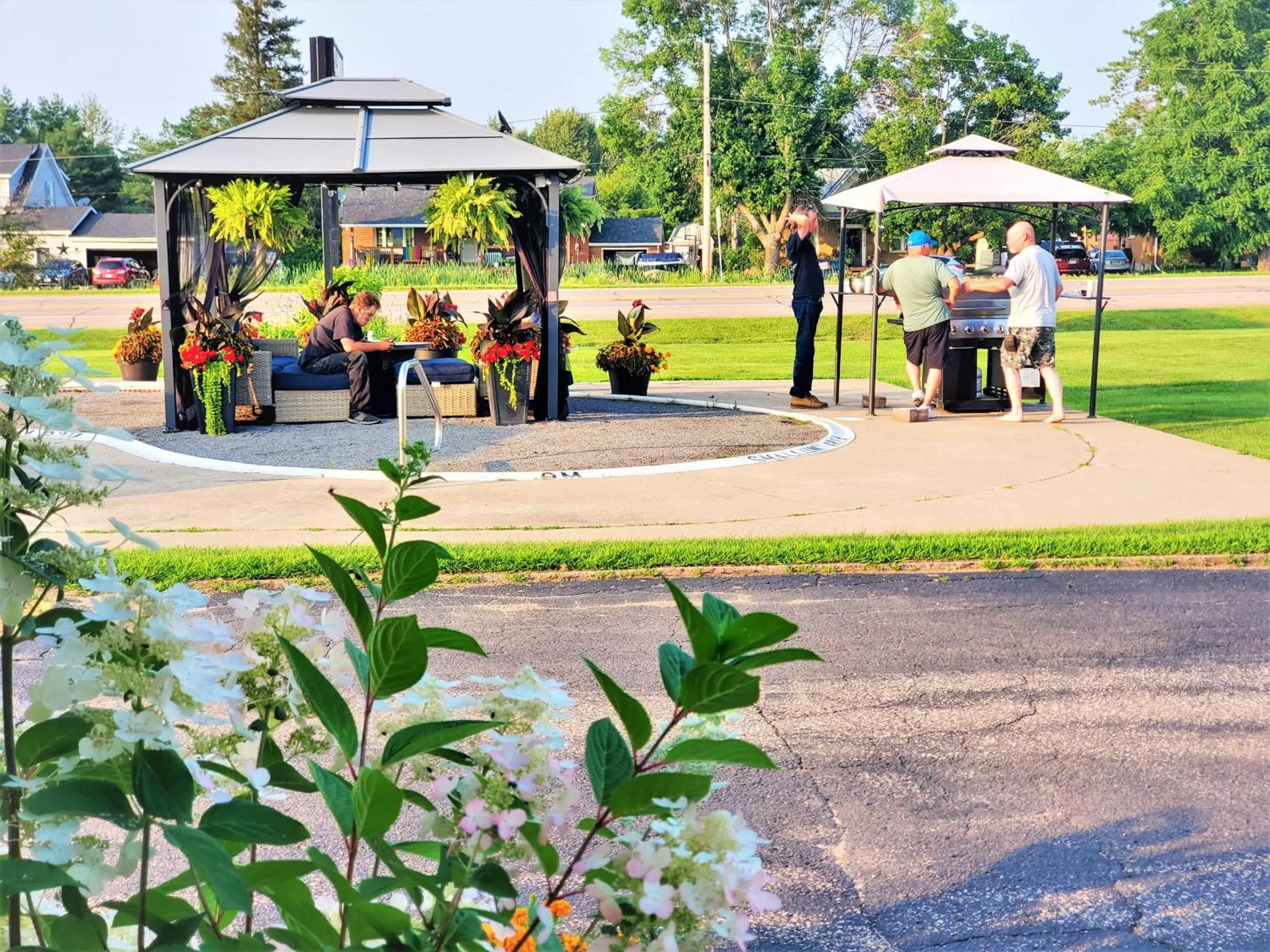 Restaurant/places to eat in Knights Inn Colonial Fireside Inn