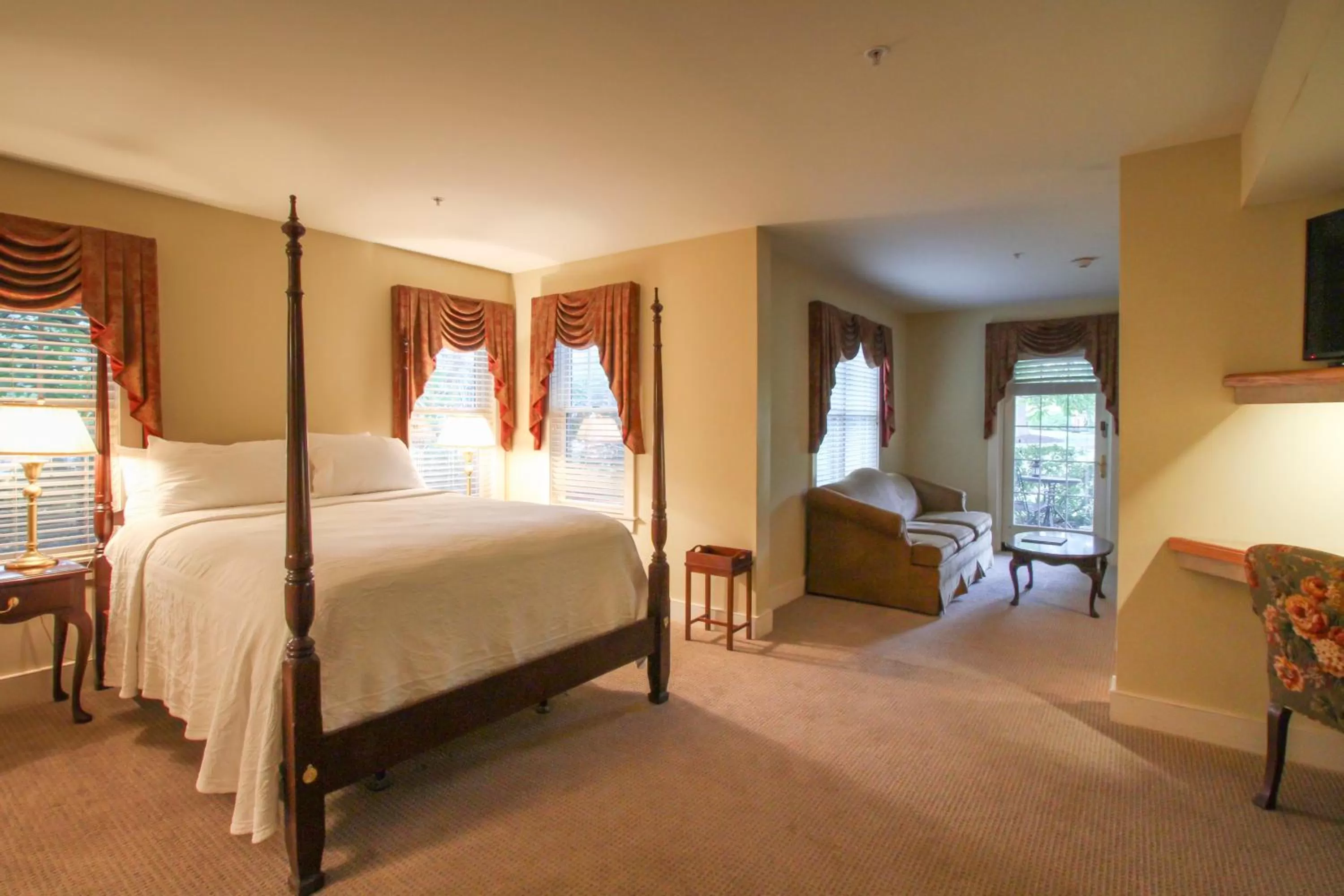 Seating area, Bed in Joseph Ambler Inn