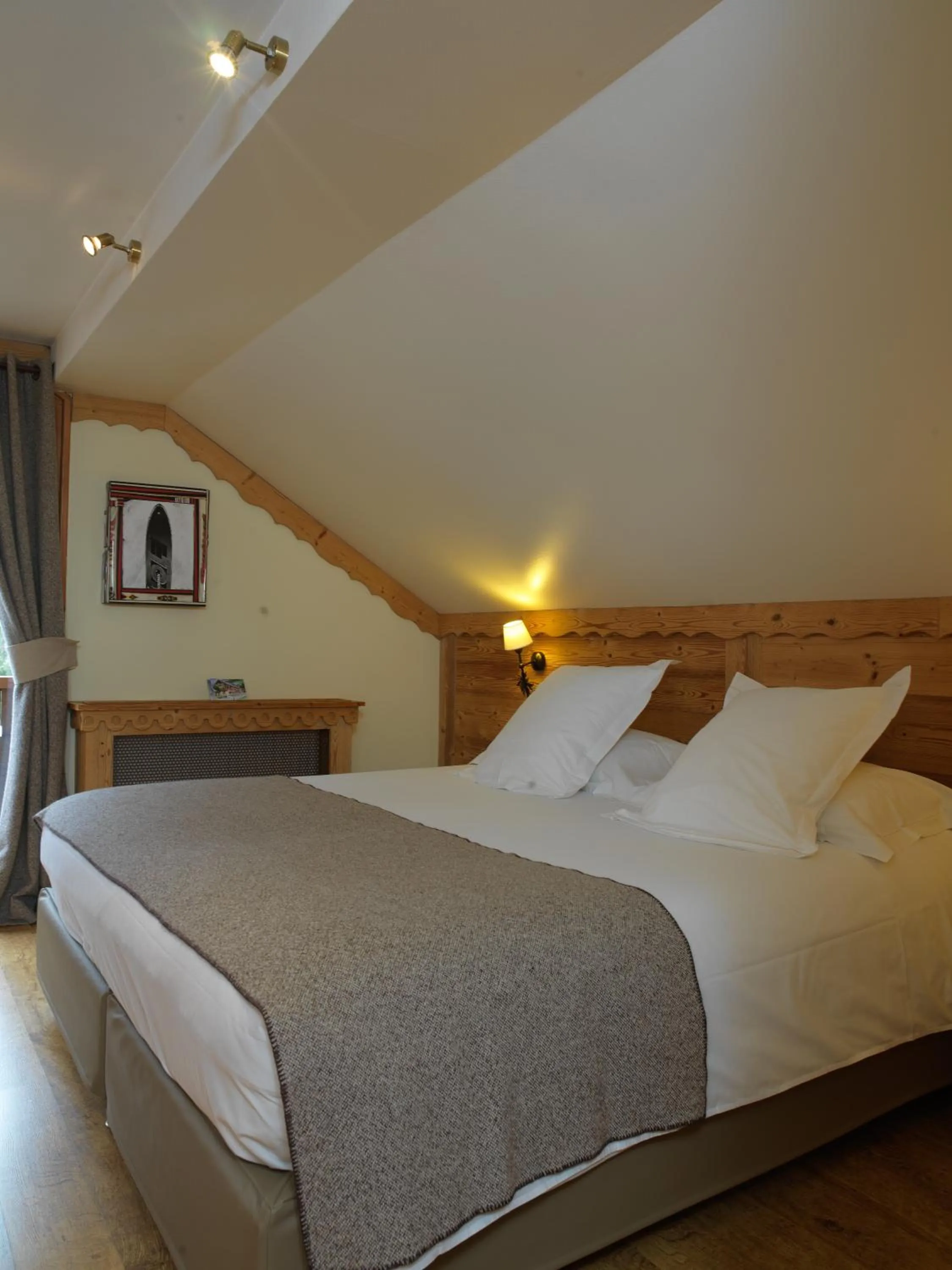 Photo of the whole room, Bed in Auberge du Manoir