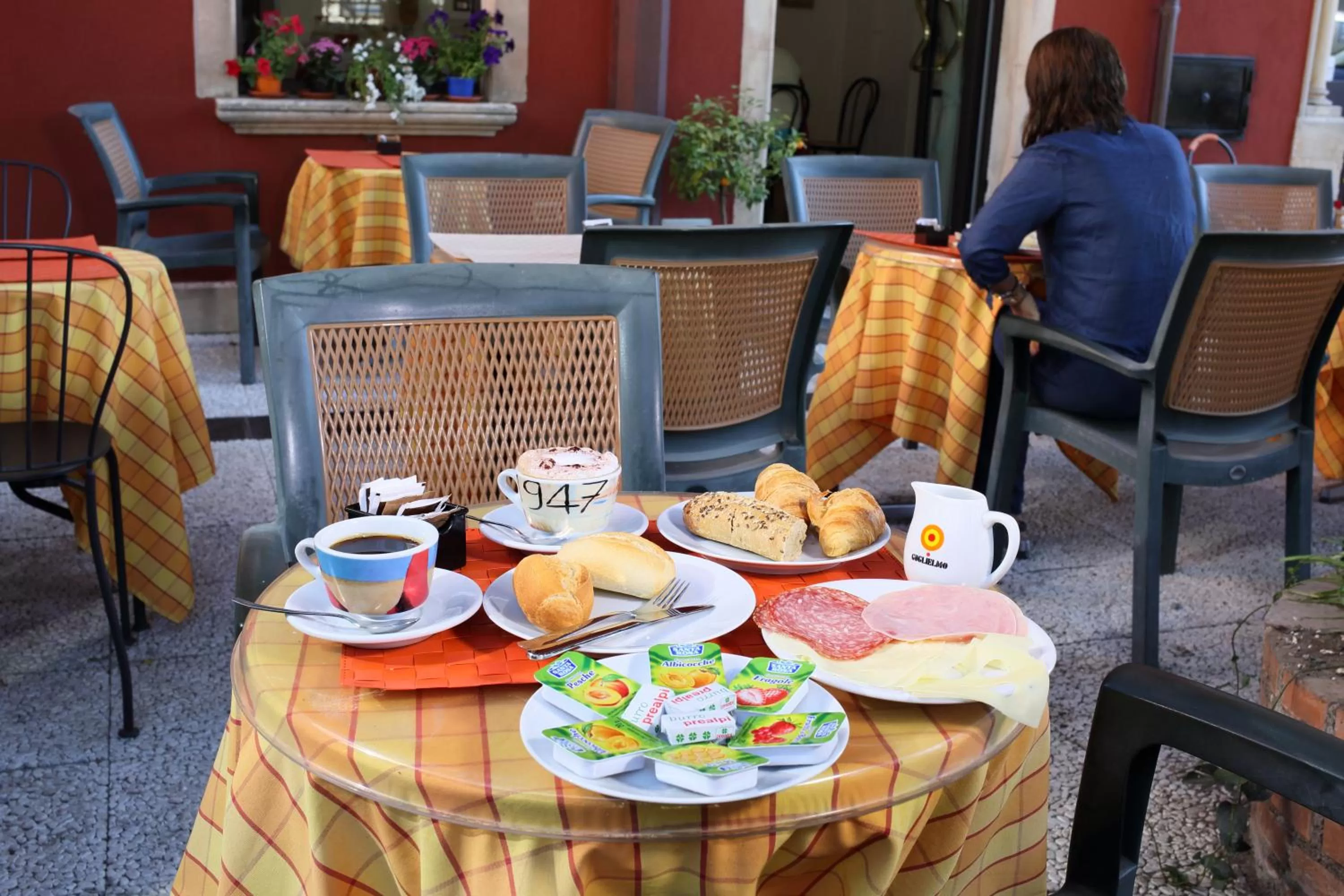 Breakfast in Villa Astoria