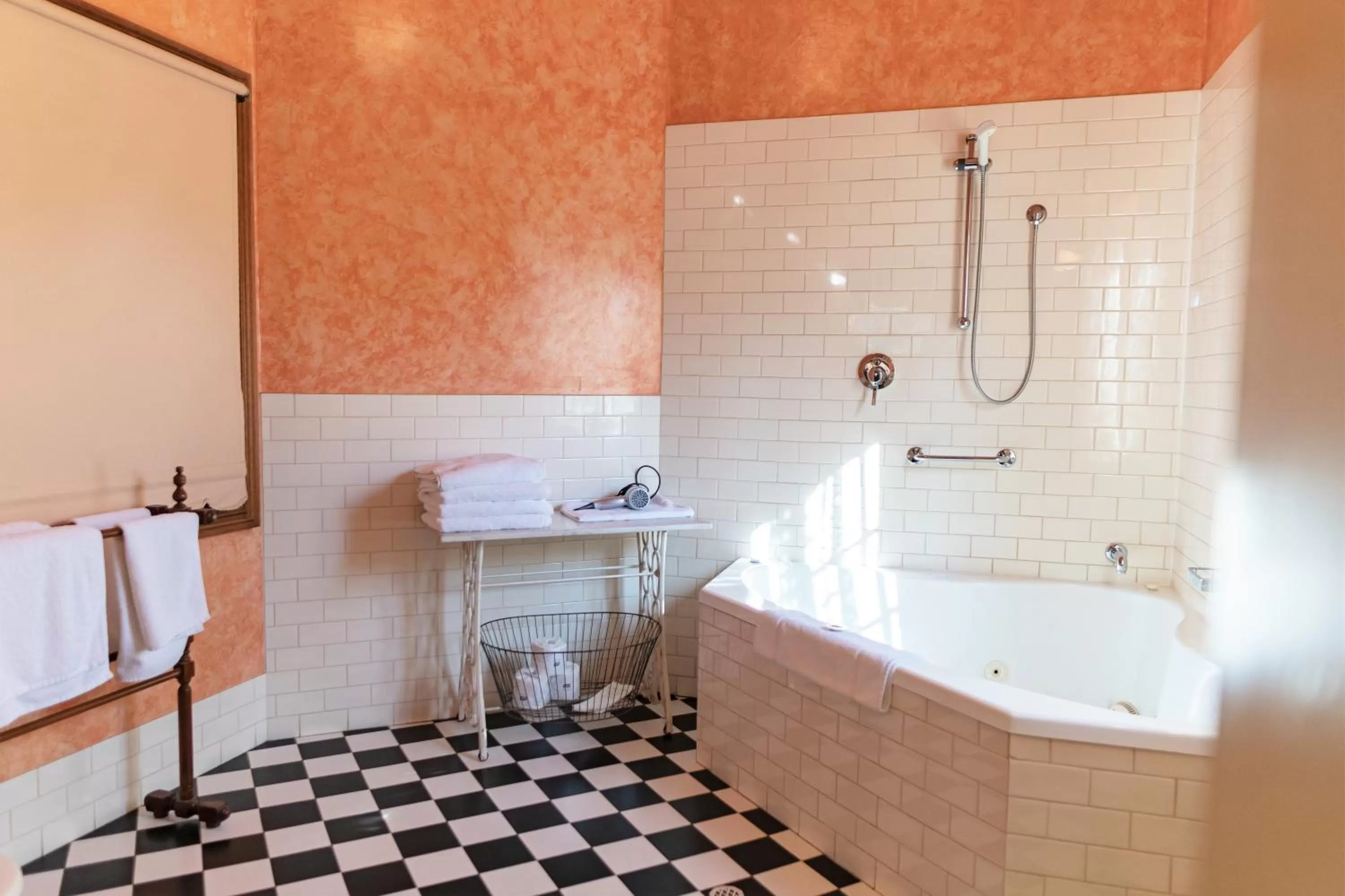 Hot Tub in North Adelaide Heritage Cottages & Apartments