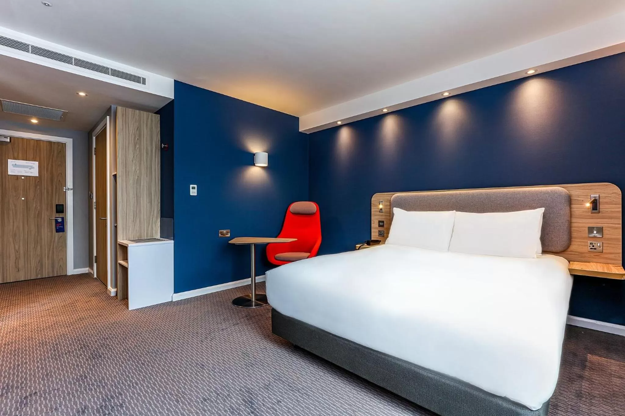 Photo of the whole room, Bed in Holiday Inn Express & Suites - Basel - Allschwil by IHG