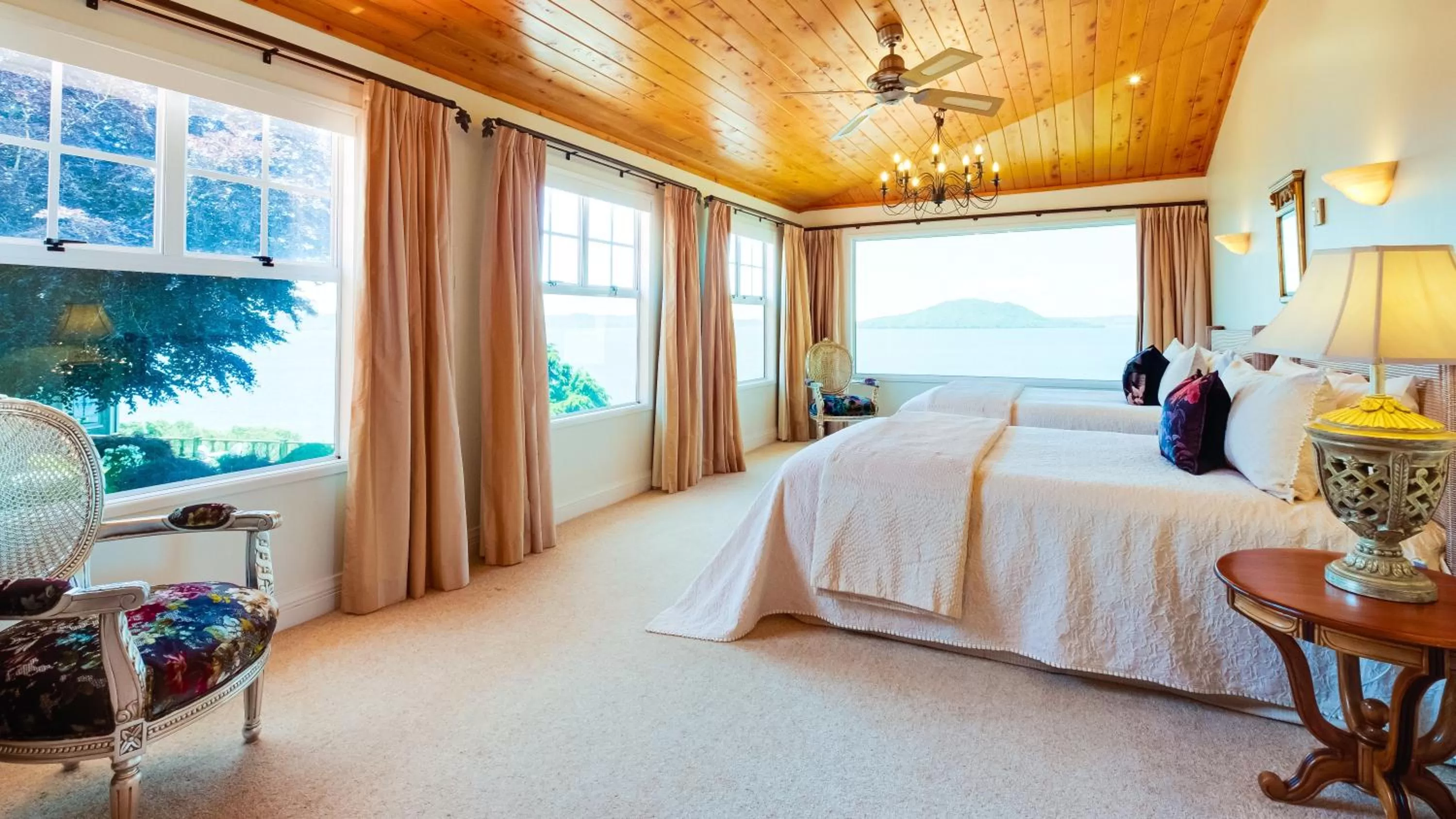 Photo of the whole room, Bed in On The Point - Lake Rotorua