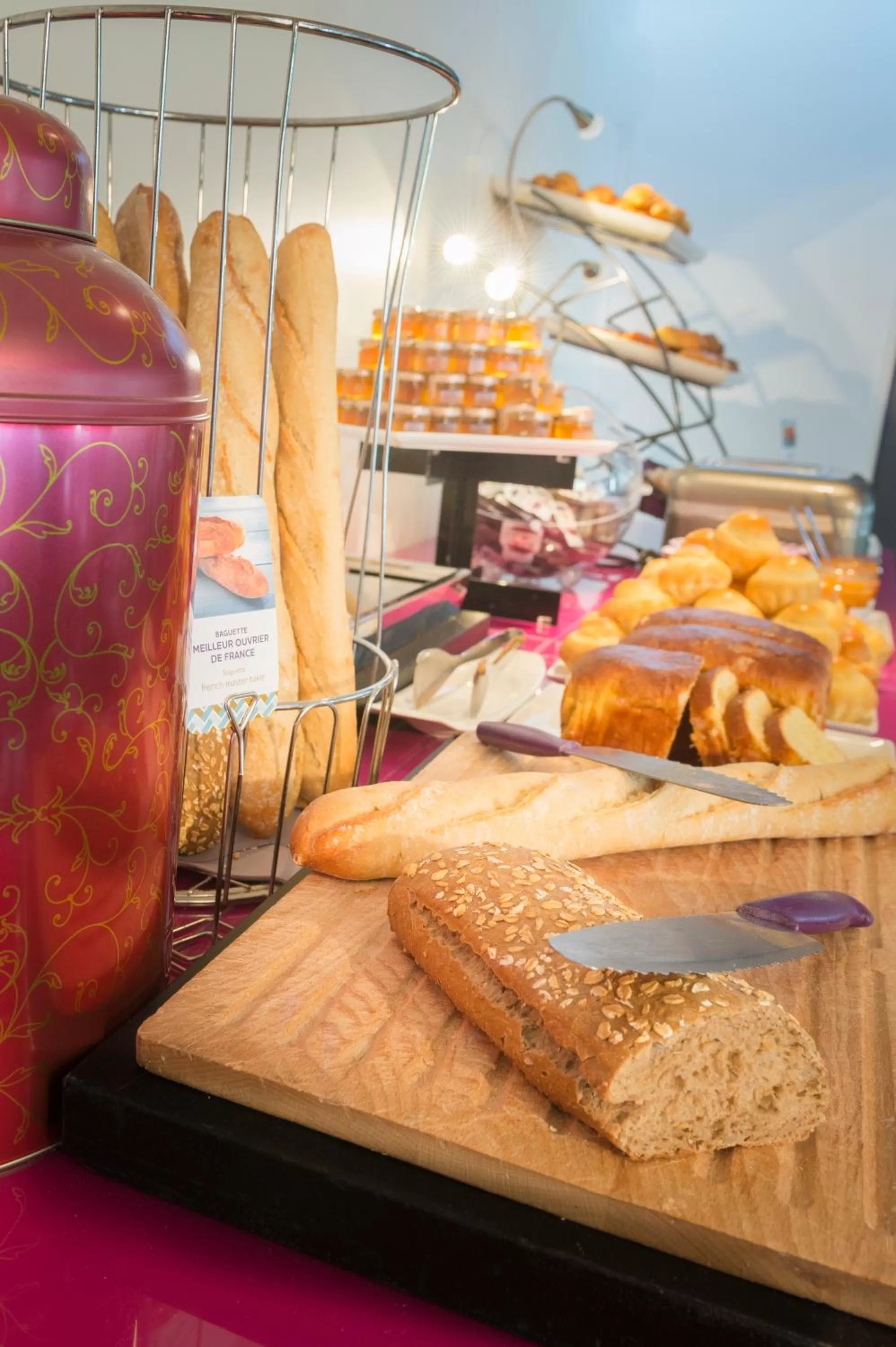 Restaurant/places to eat in Mercure Paris Centre Tour Eiffel