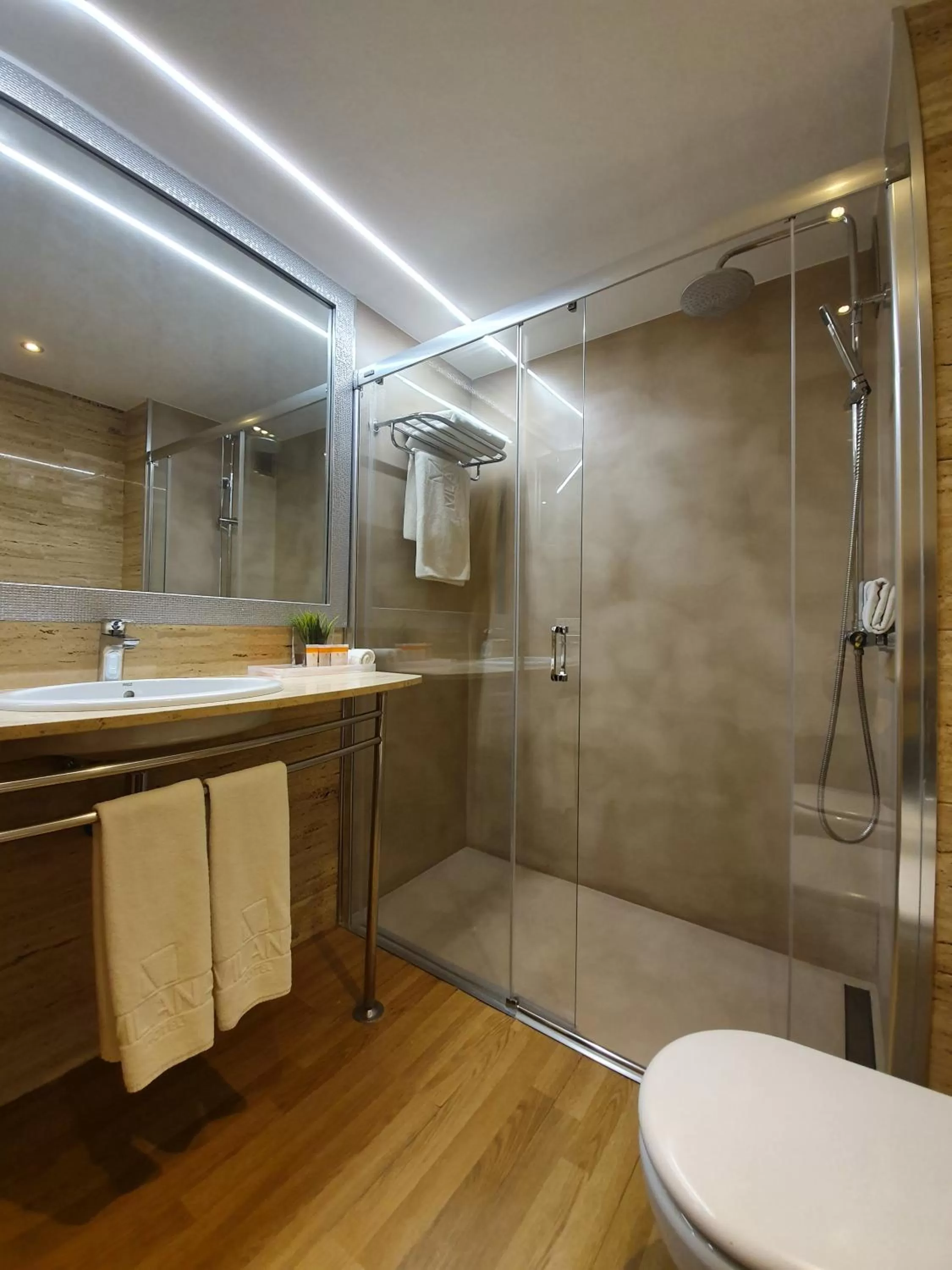 Shower in Vilana Hotel Boutique