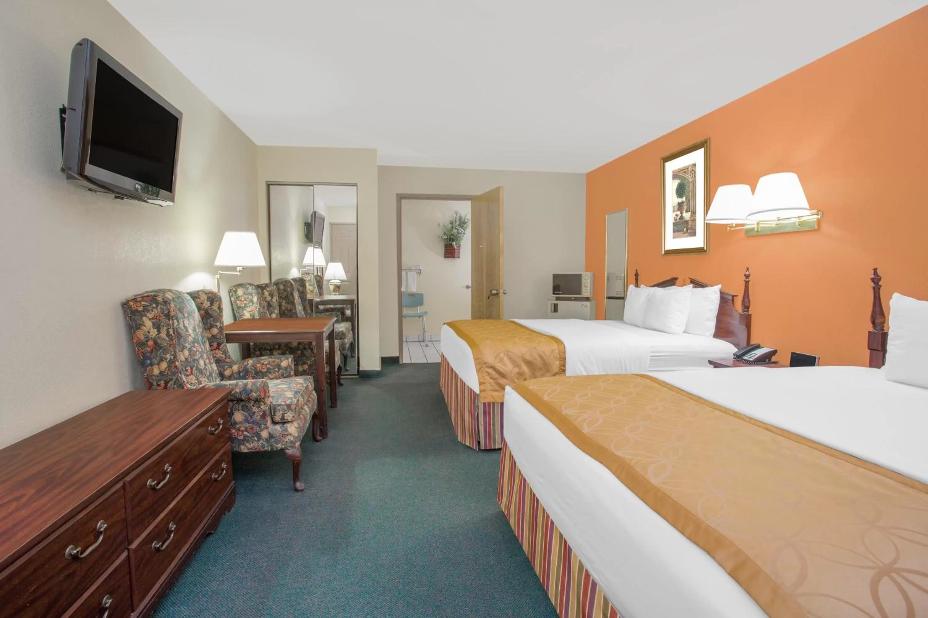 Photo of the whole room, Bed in Days Inn & Suites by Wyndham Red Rock-Gallup