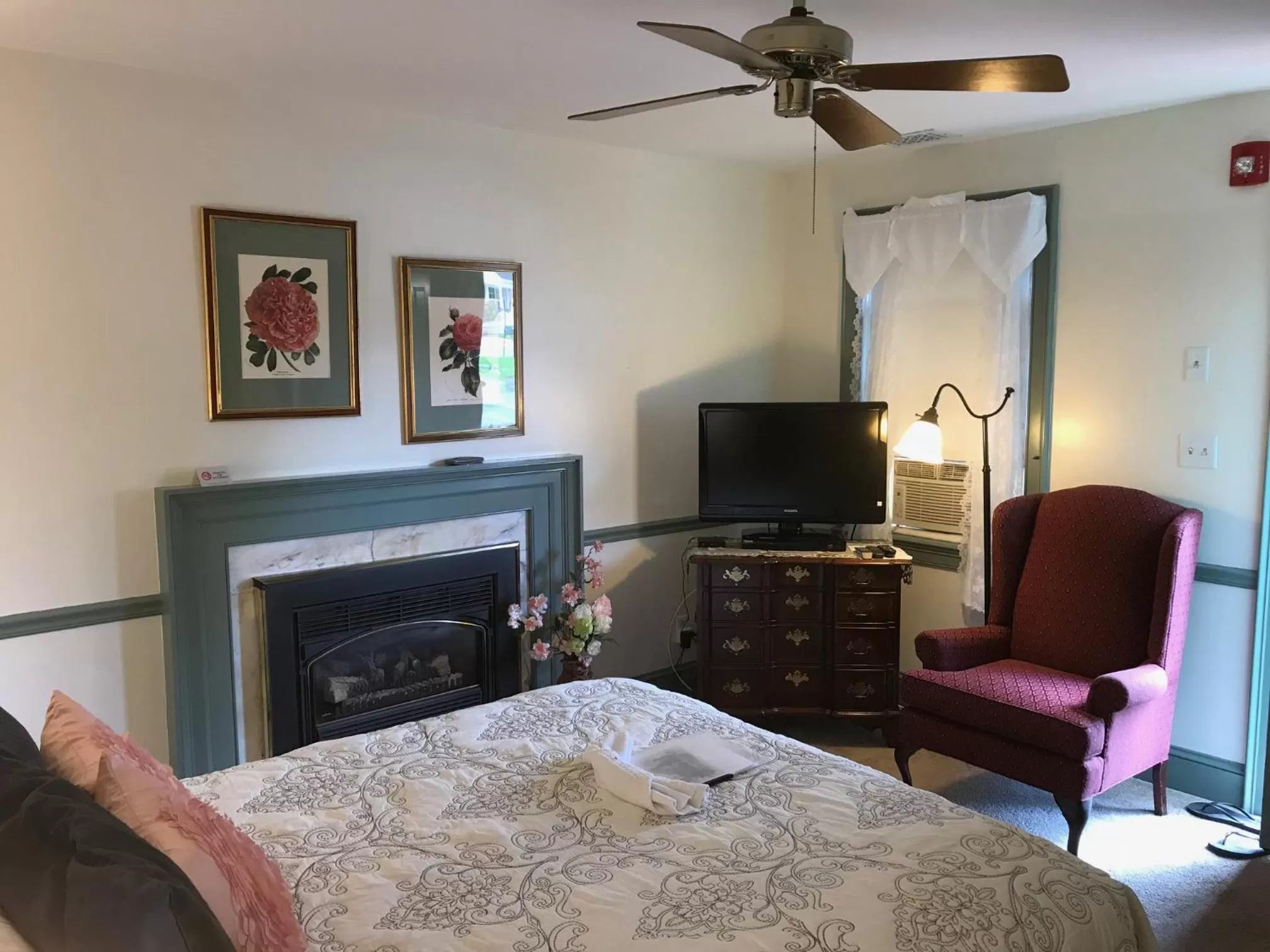 Photo of the whole room in Parsonage Inn Bed and Breakfast
