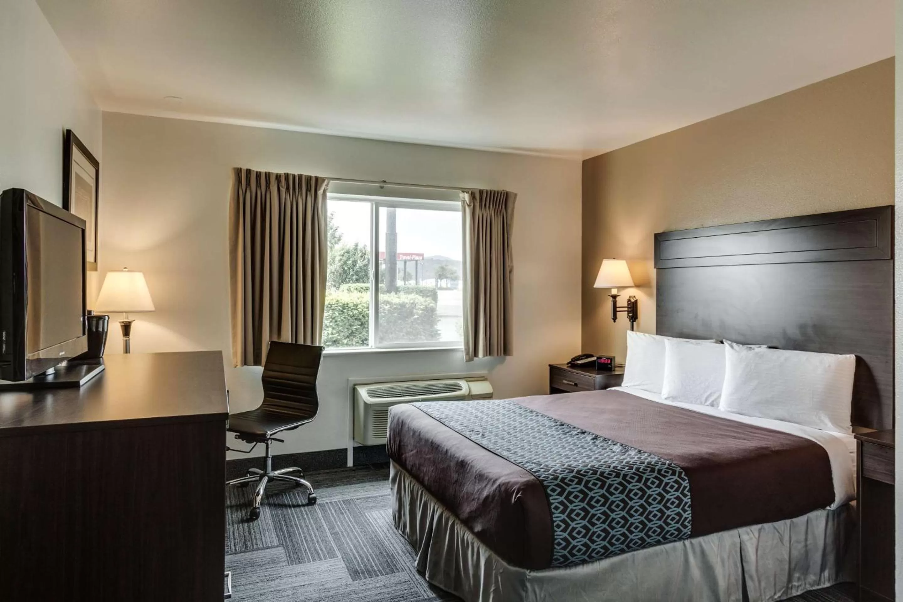 Bedroom, Bed in SureStay Plus Hotel by Best Western Post Falls
