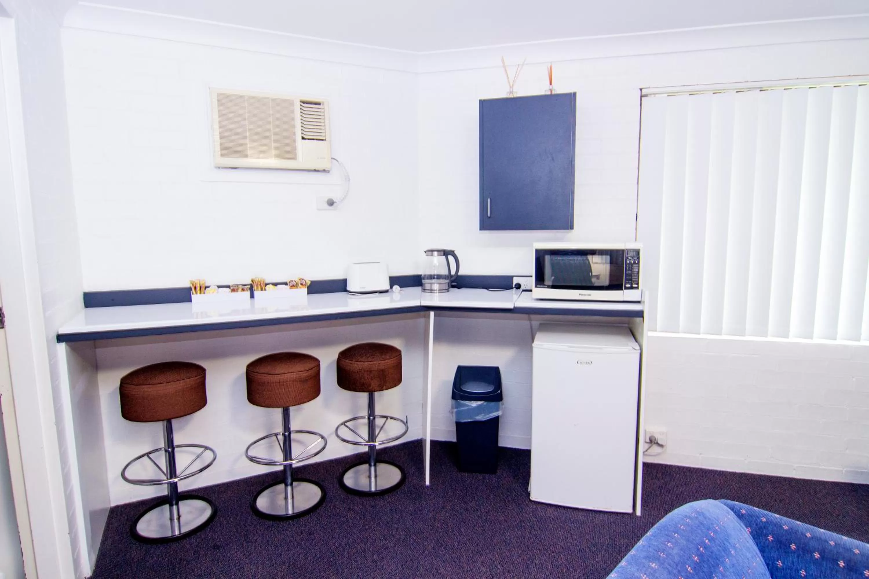 Communal lounge/ TV room in Crescent Motel Taree