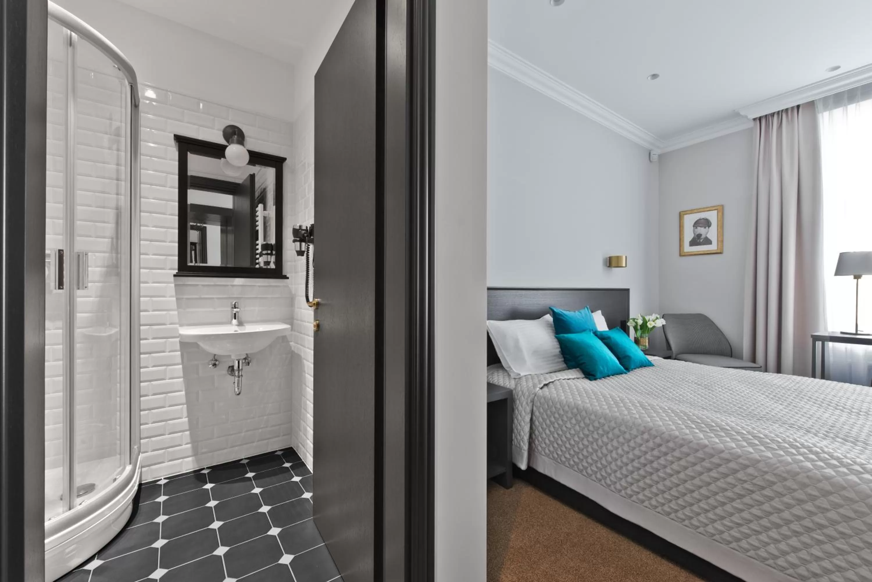 Photo of the whole room, Bed in 15th Avenue