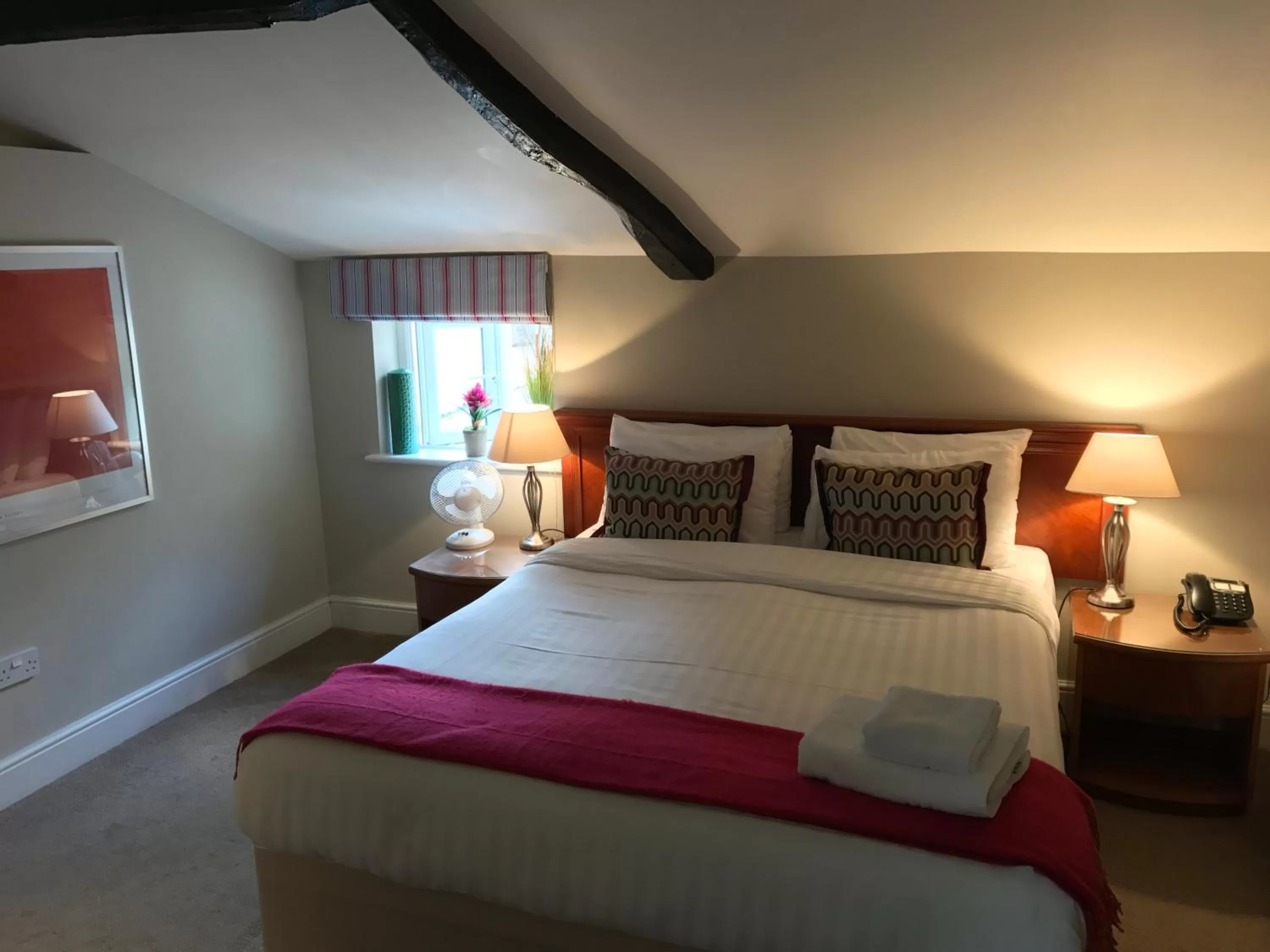 Bedroom, Bed in The Black Swan Inn