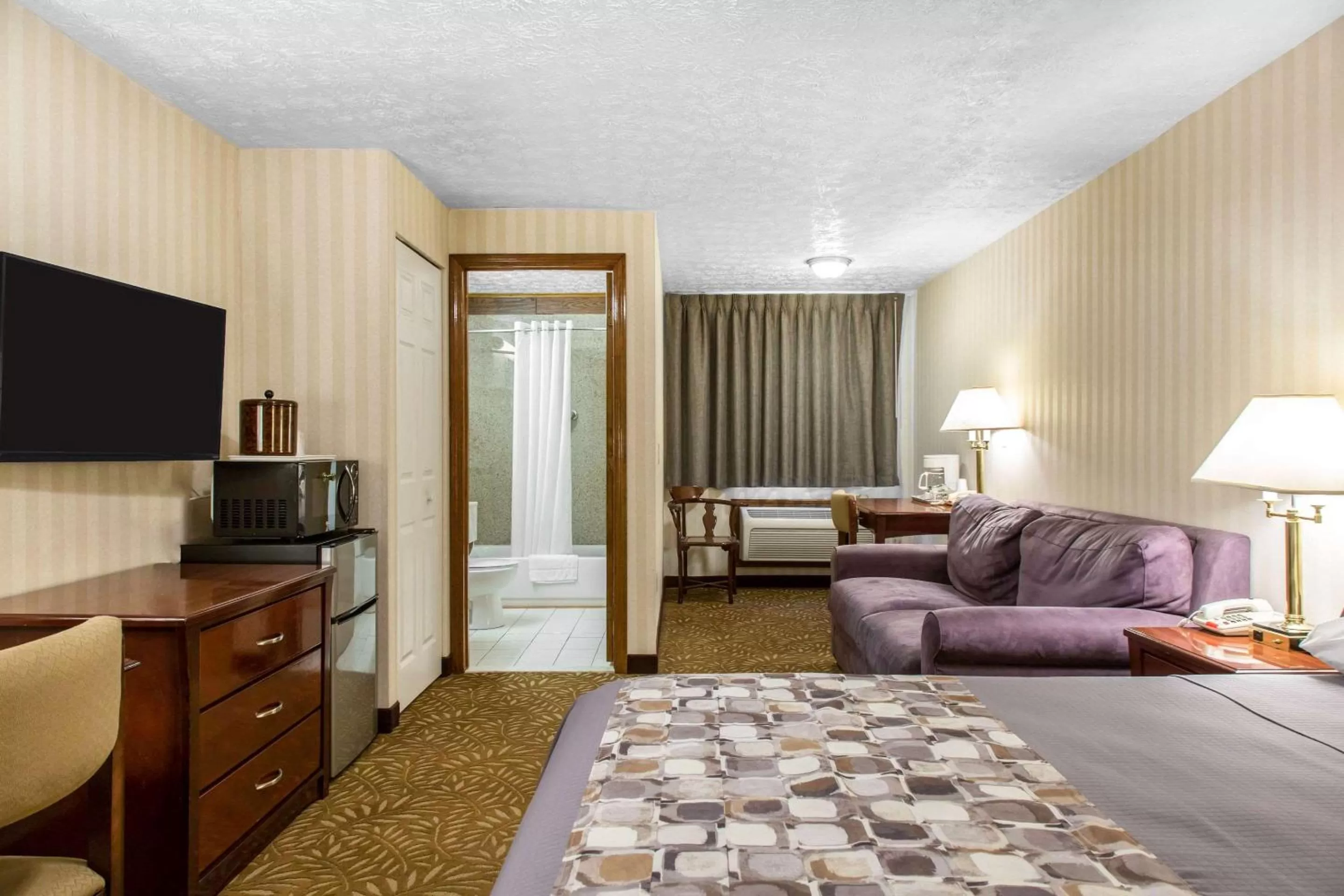 Photo of the whole room, Bed in Rodeway Inn & Suites Branford - Guilford