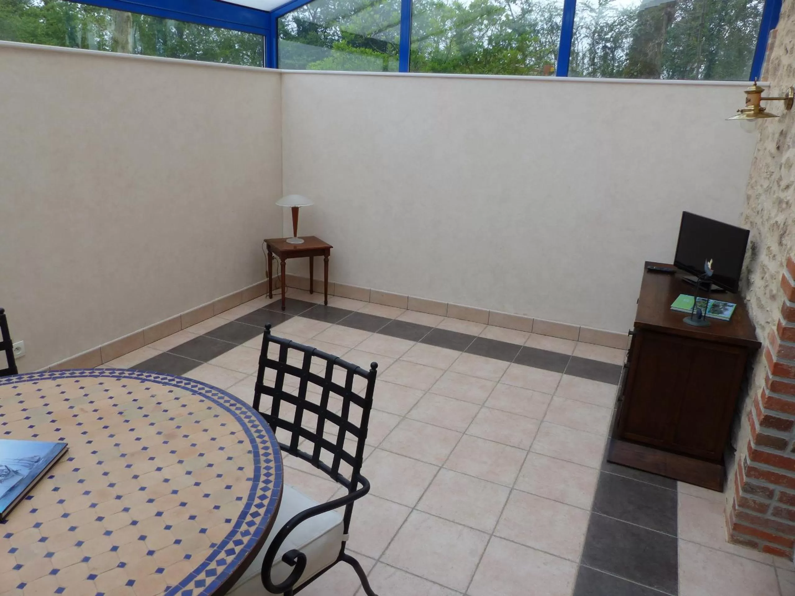 Dining area in B&B Domaine de La Corbe