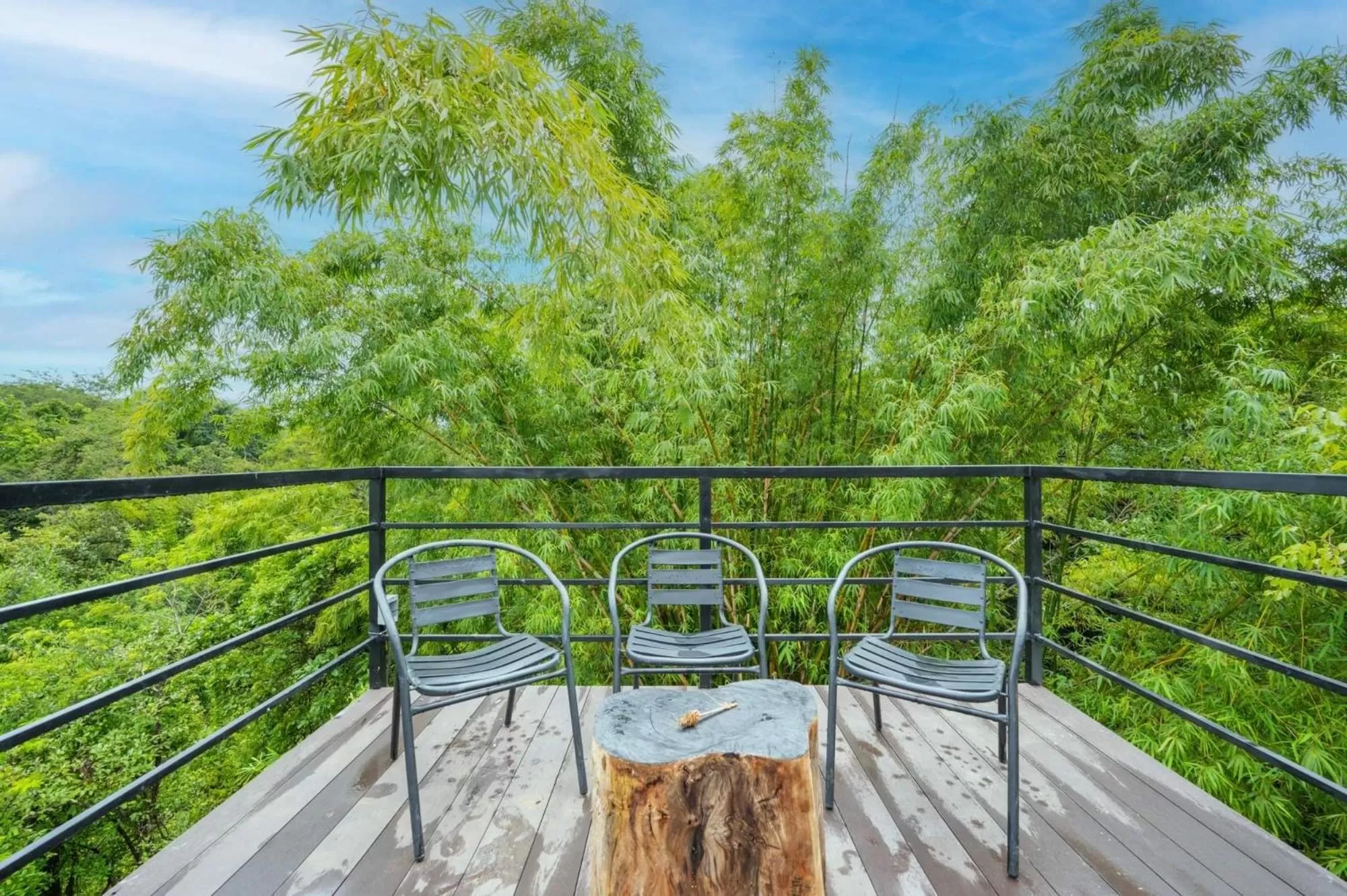 Balcony/Terrace in Antema Lodge Secteur Tamarindo, piscine, yoga, gym, jungle et paix