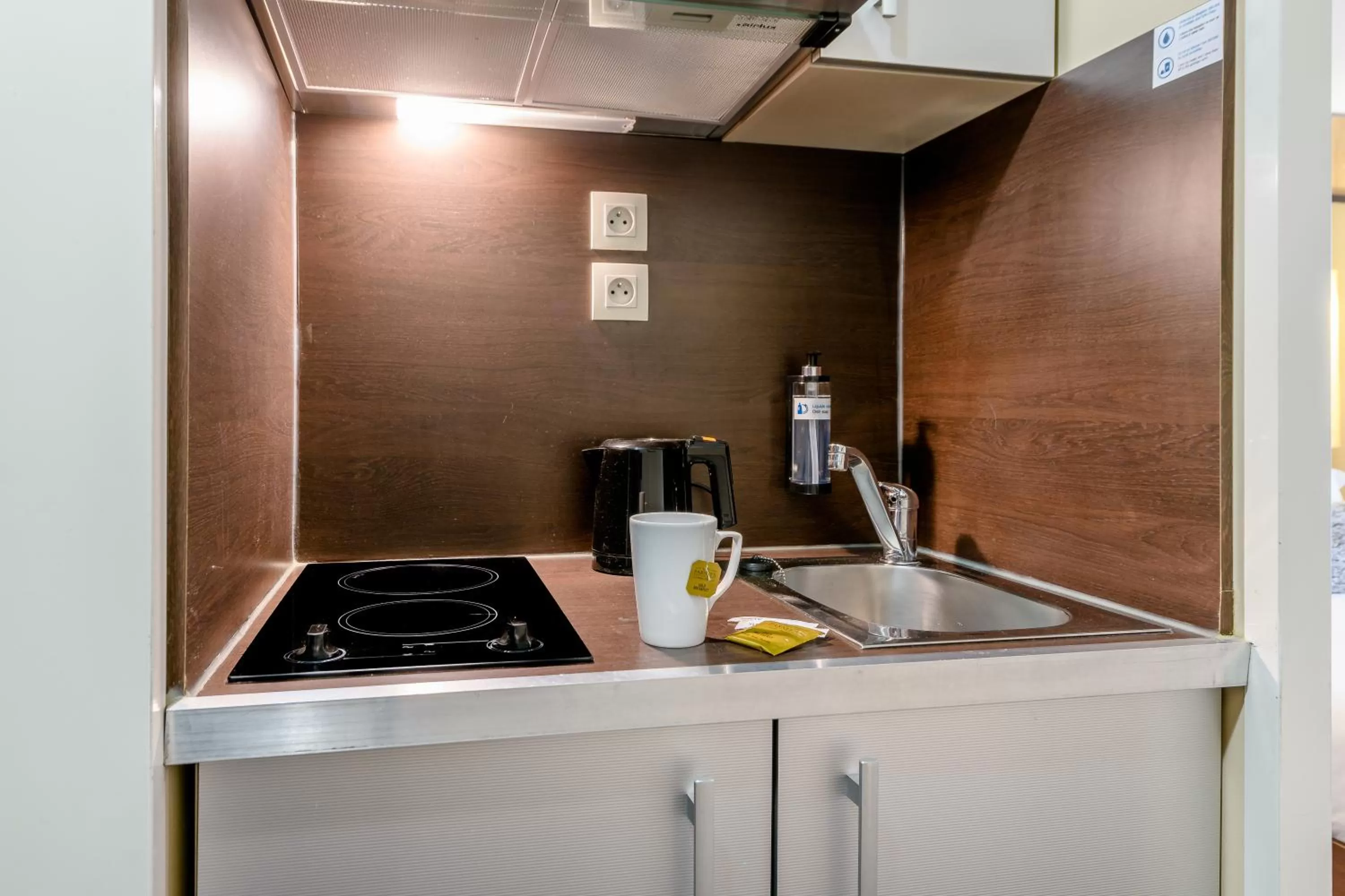 Kitchen or kitchenette in Comfort Aparthotel Bordeaux Begles Arena