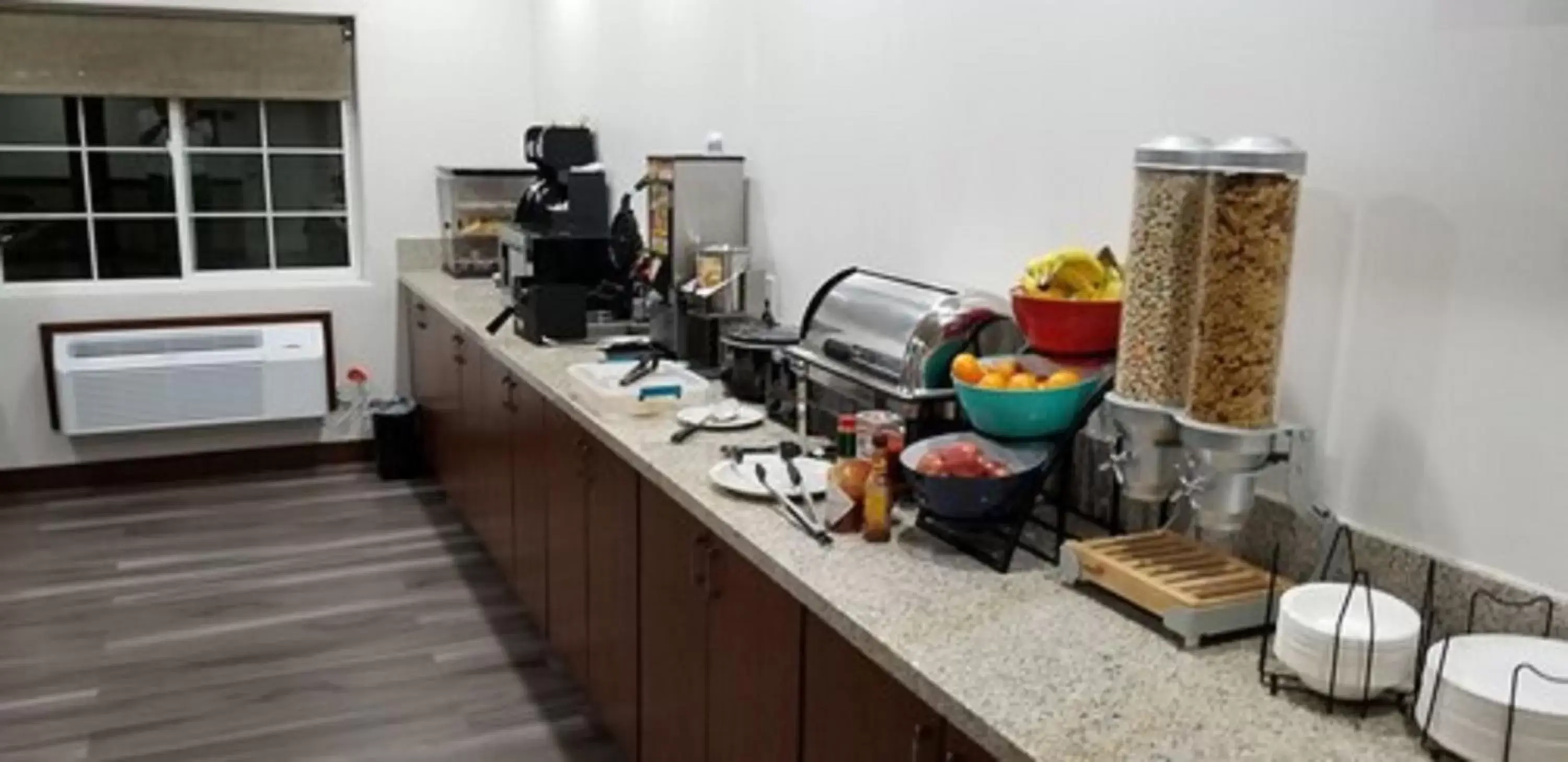 American breakfast, Kitchen/Kitchenette in SureStay Plus Hotel by Best Western Vernal American breakfast, Kitchen/Kitchenette in SureStay Plus Hotel by Best Western Vernal