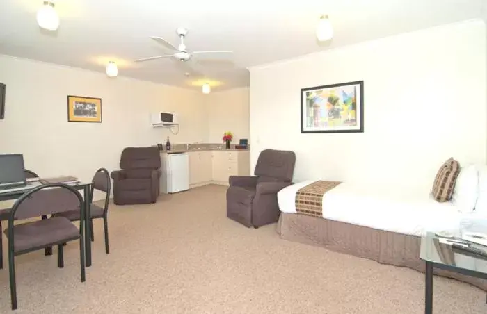 Deluxe One-Bedroom Suite in Best Western BKs Pioneer Motor Lodge Deluxe One-Bedroom Suite in Best Western BKs Pioneer Motor Lodge