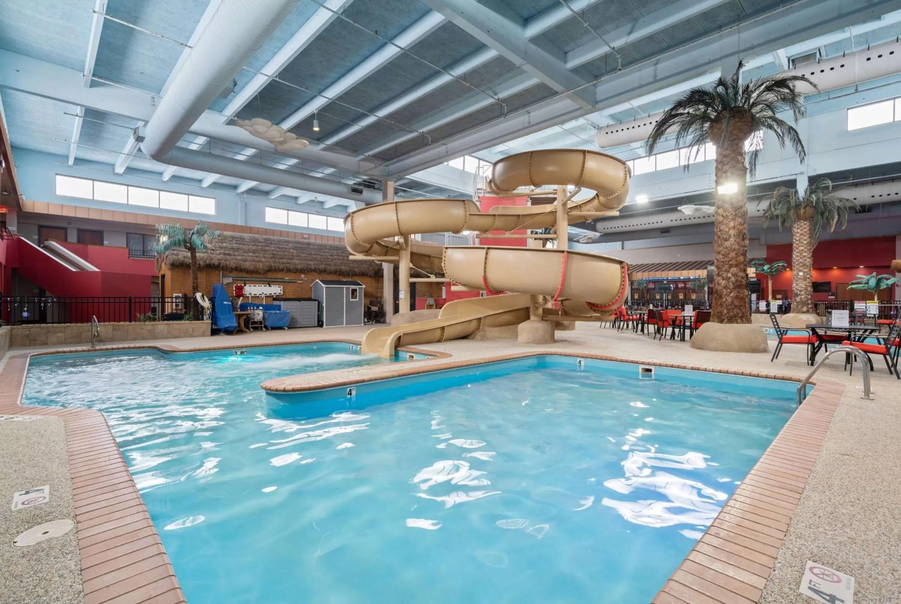 Swimming pool in Ramada by Wyndham Sioux Falls Airport - Waterpark Resort & Event Center