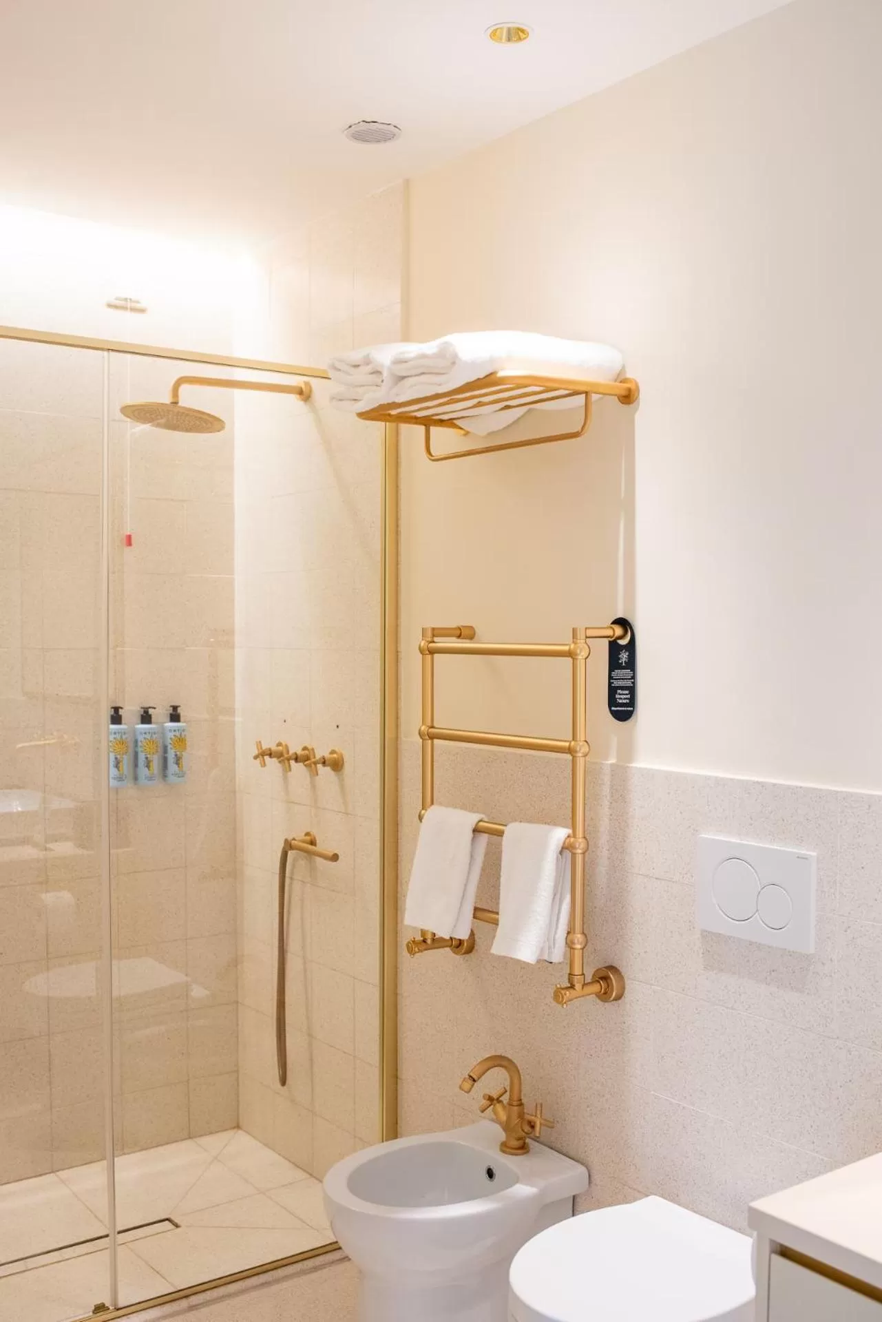 Shower in Sentho Roma