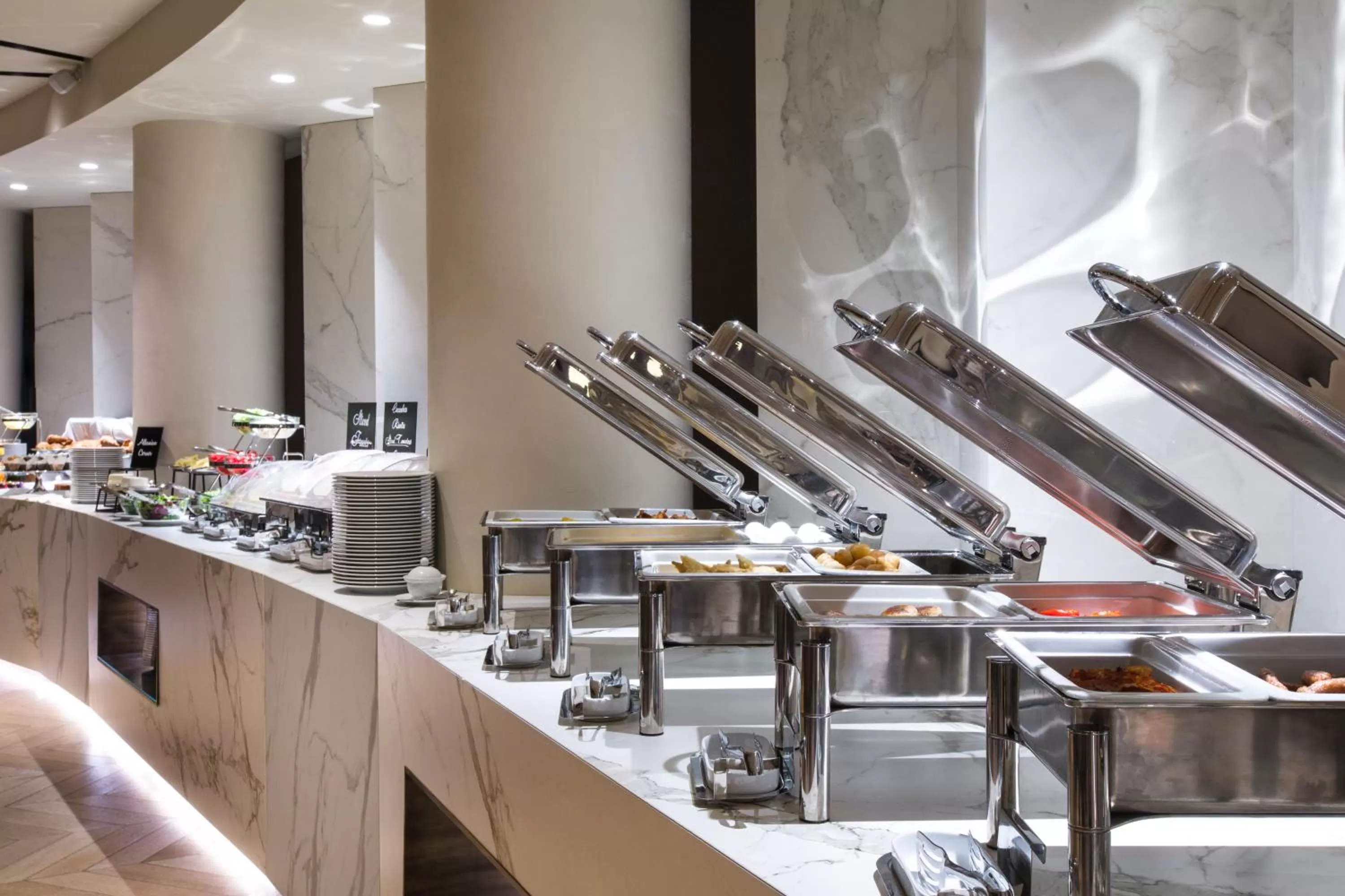 Restaurant/places to eat in Maritim Hotel Plaza Tirana