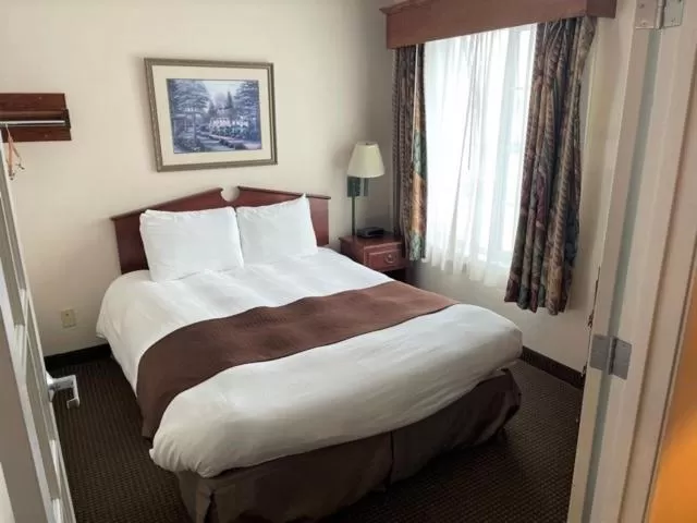 Bed in River Hills Hotel- Mankato