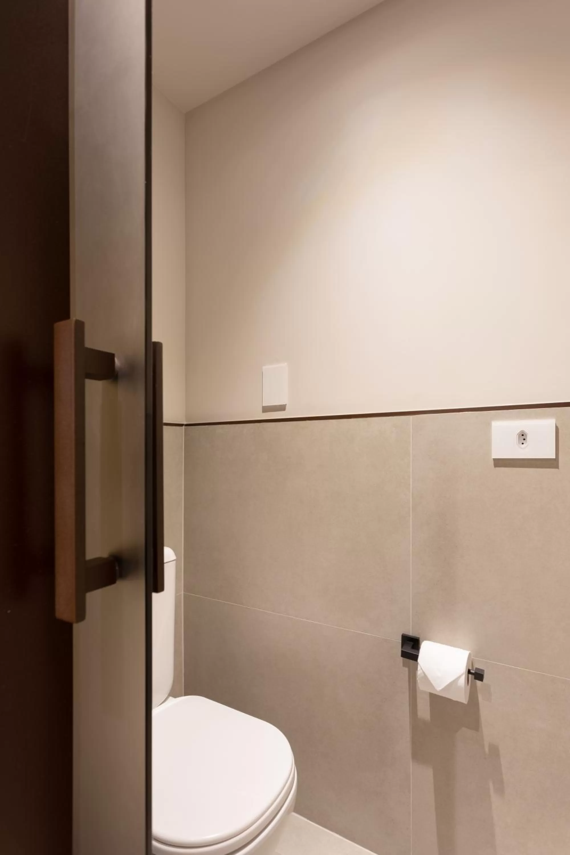 Toilet in QOYA Hotel Curitiba, Curio Collection by Hilton