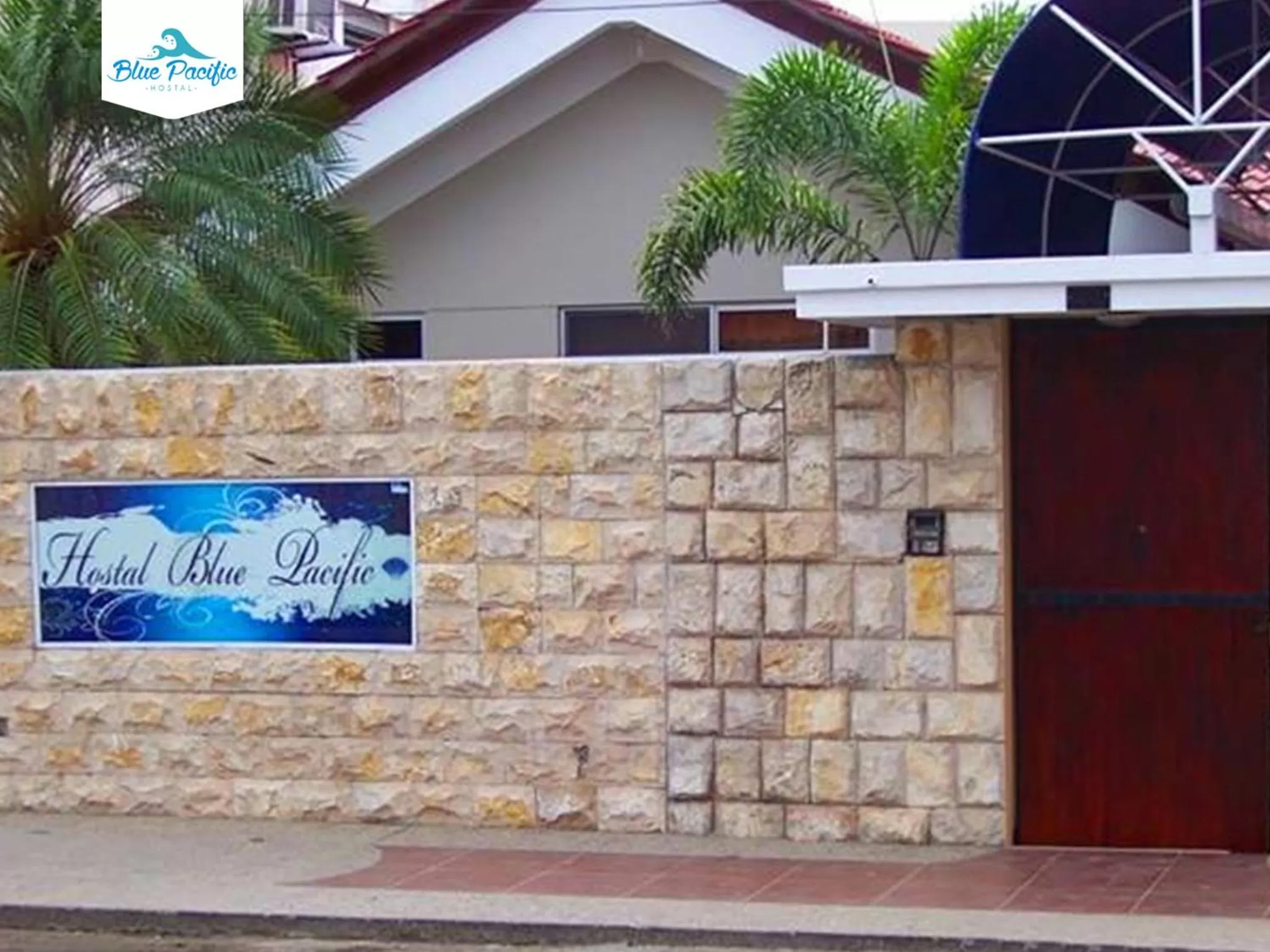 Facade/entrance in Hostal Blue Pacific