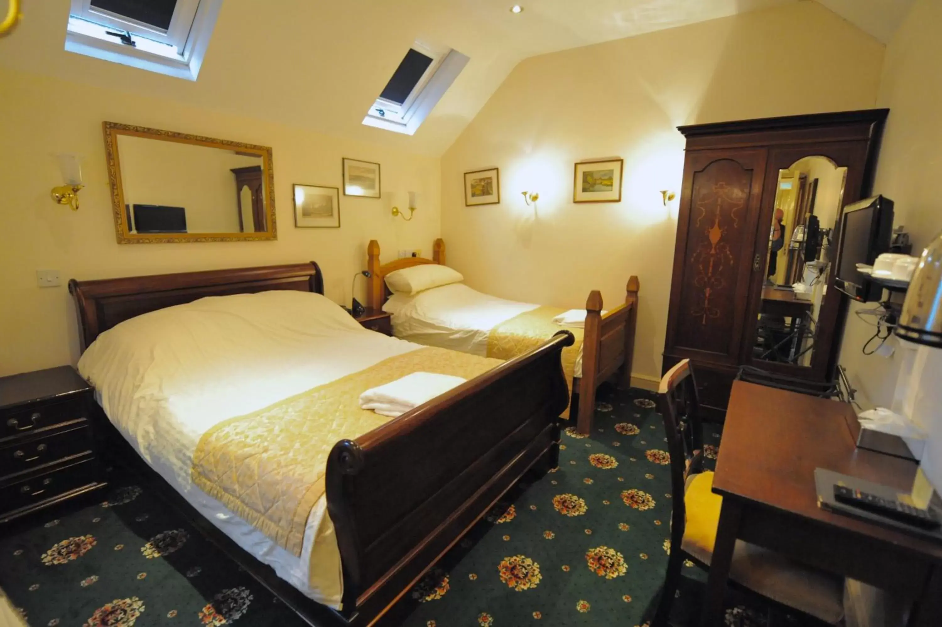 Twin Room - single occupancy in The Greyhound Coaching Inn Twin Room - single occupancy in The Greyhound Coaching Inn