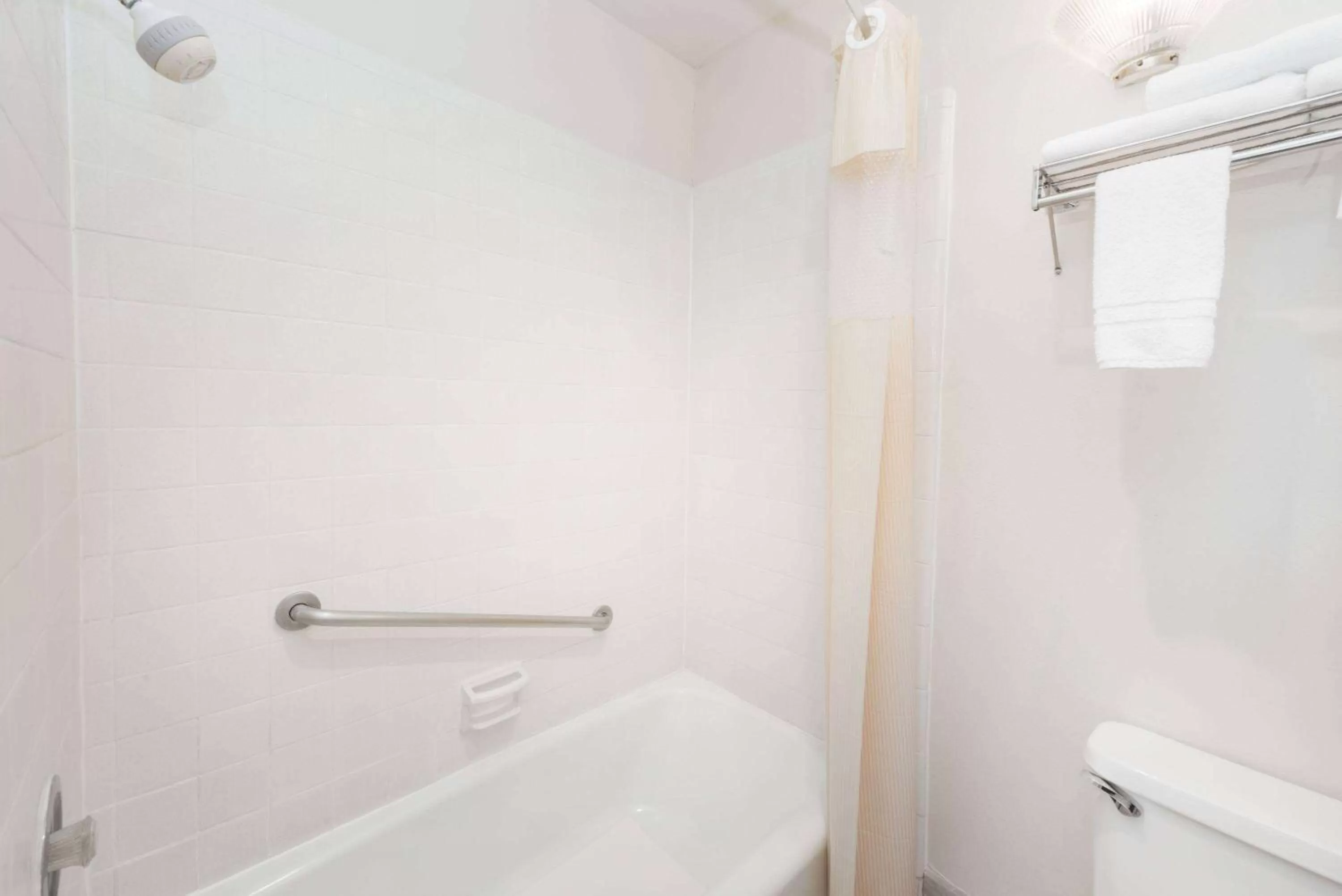 TV and multimedia in Days Inn by Wyndham Socorro