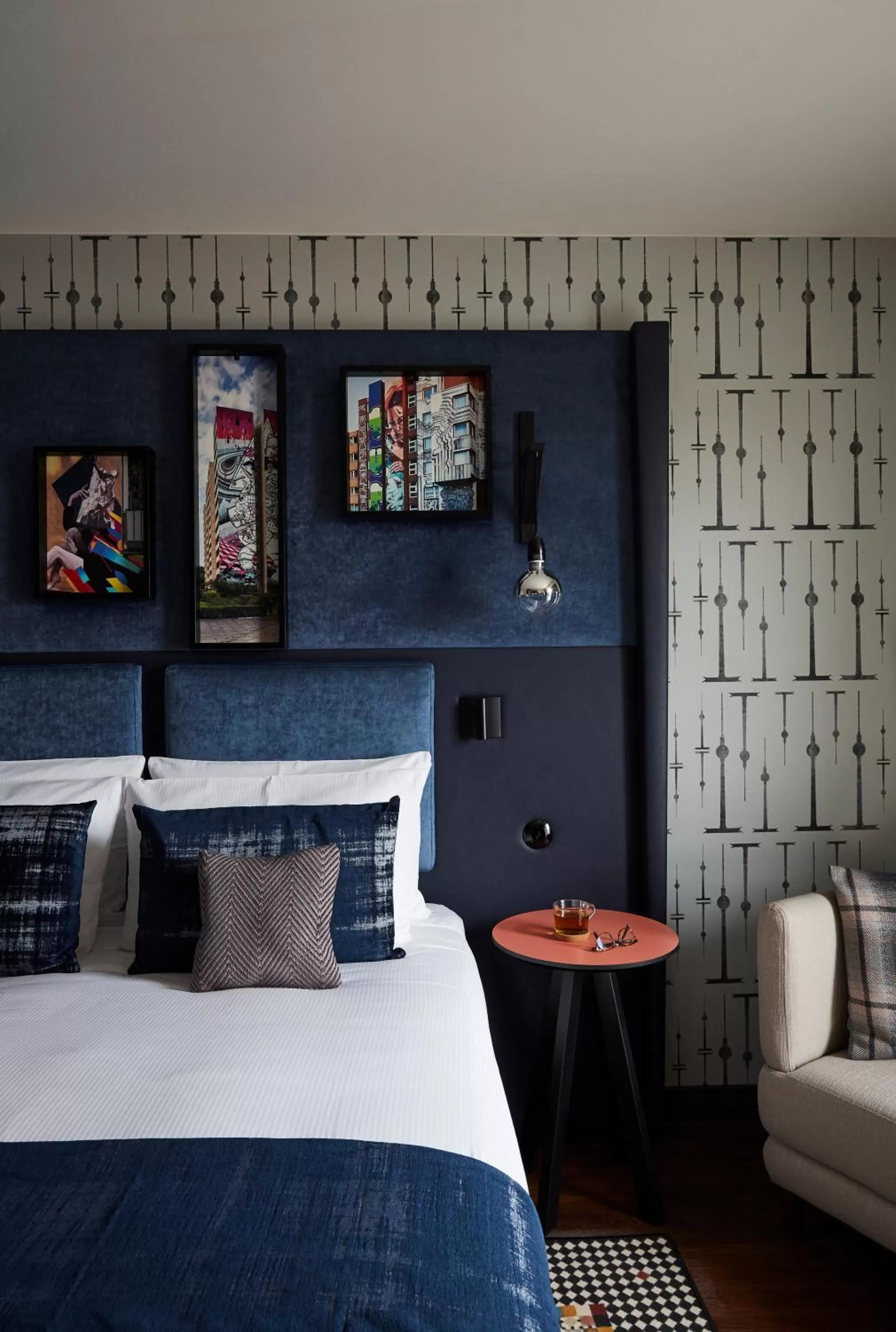 Bed in Hotel Indigo Berlin - East Side Gallery