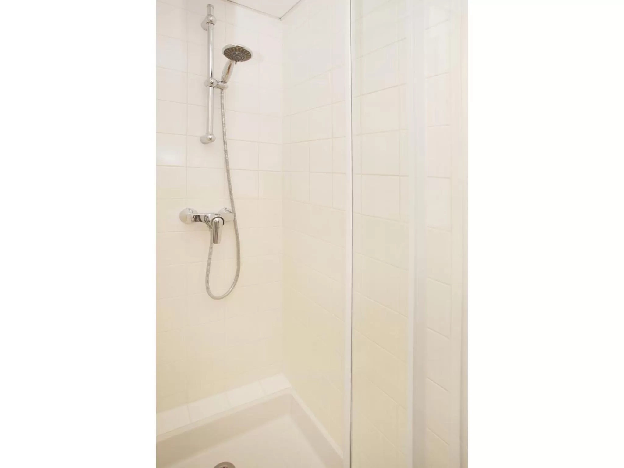 Shower in ibis budget Tours Centre Gare et congrès