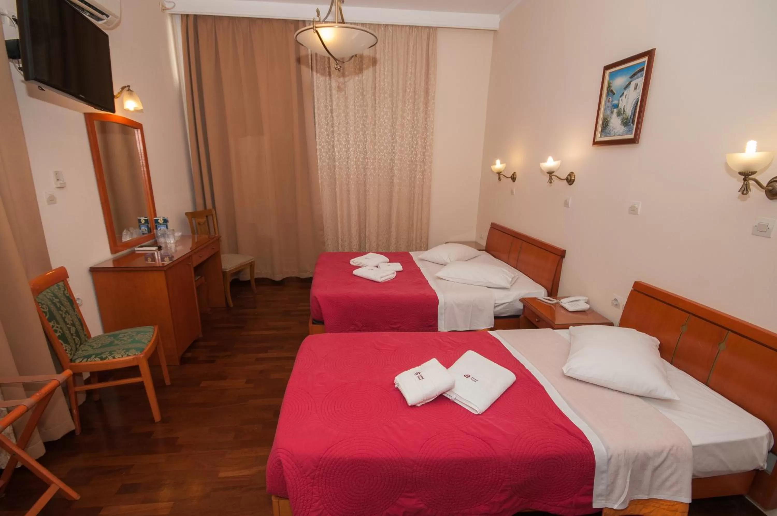 Photo of the whole room, Bed in Cecil Hotel