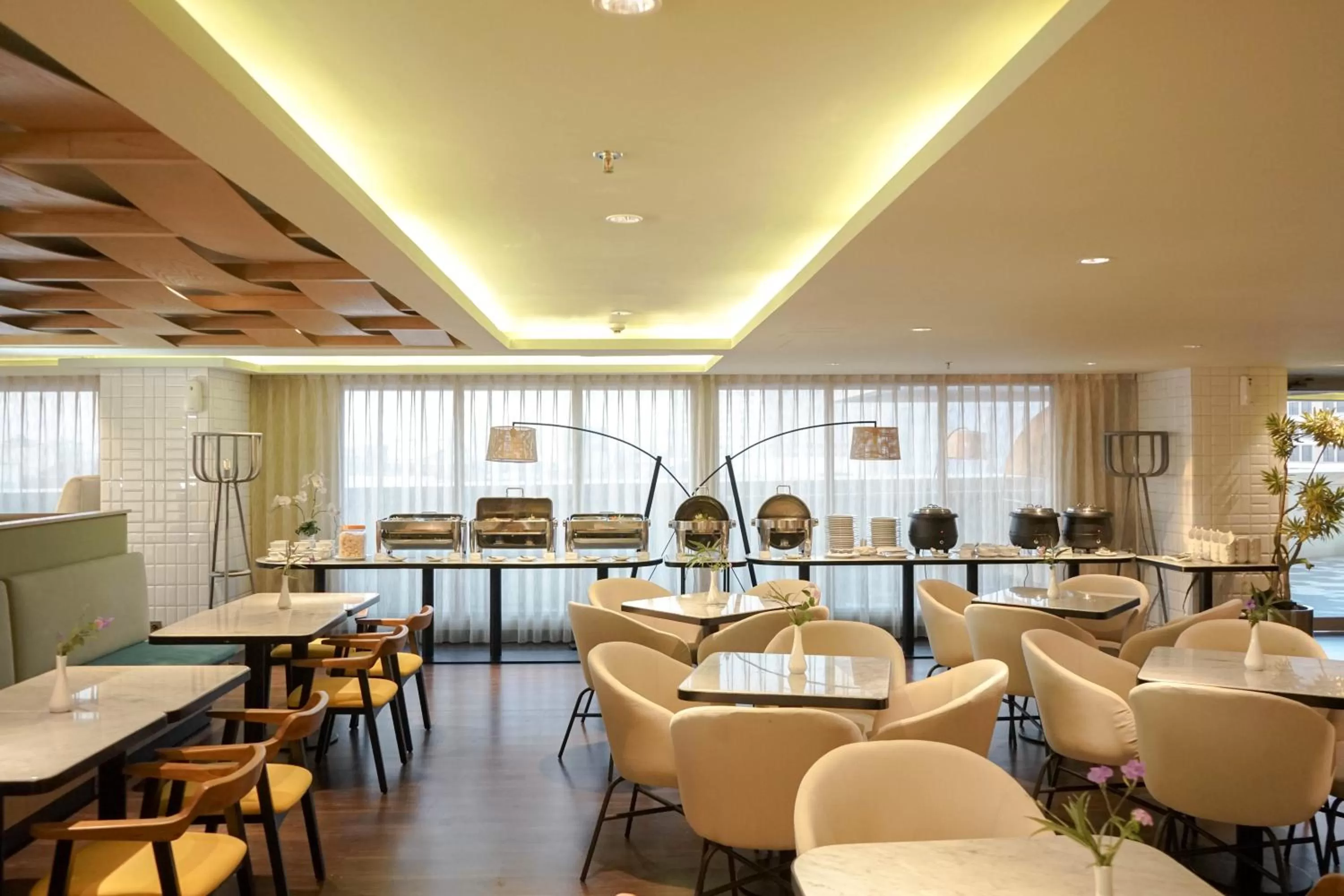 Restaurant/places to eat in Louis Kienne Hotel Pemuda
