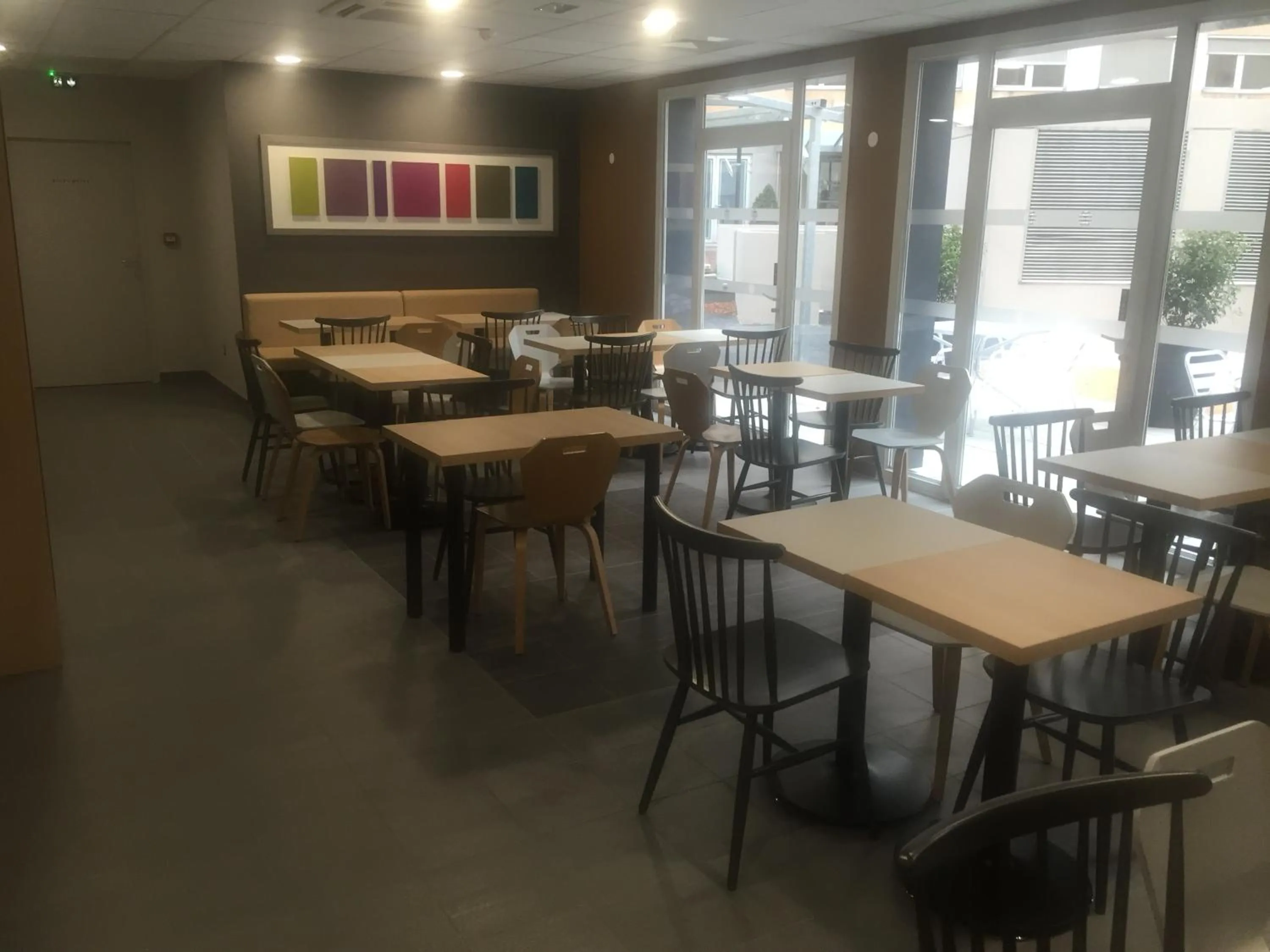 Restaurant/places to eat in B&B HOTEL Lyon Caluire Cité Internationale