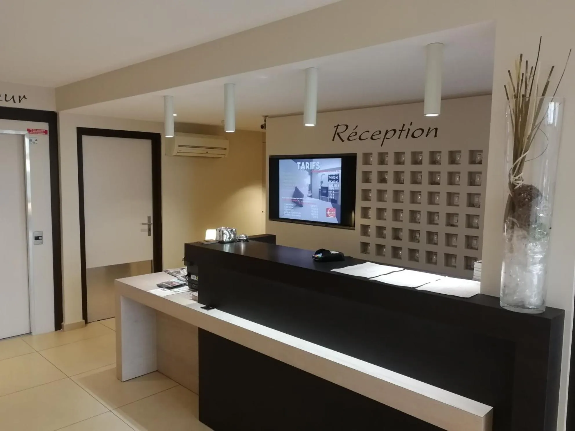 Lobby or reception in Contact Hôtel des États-Unis