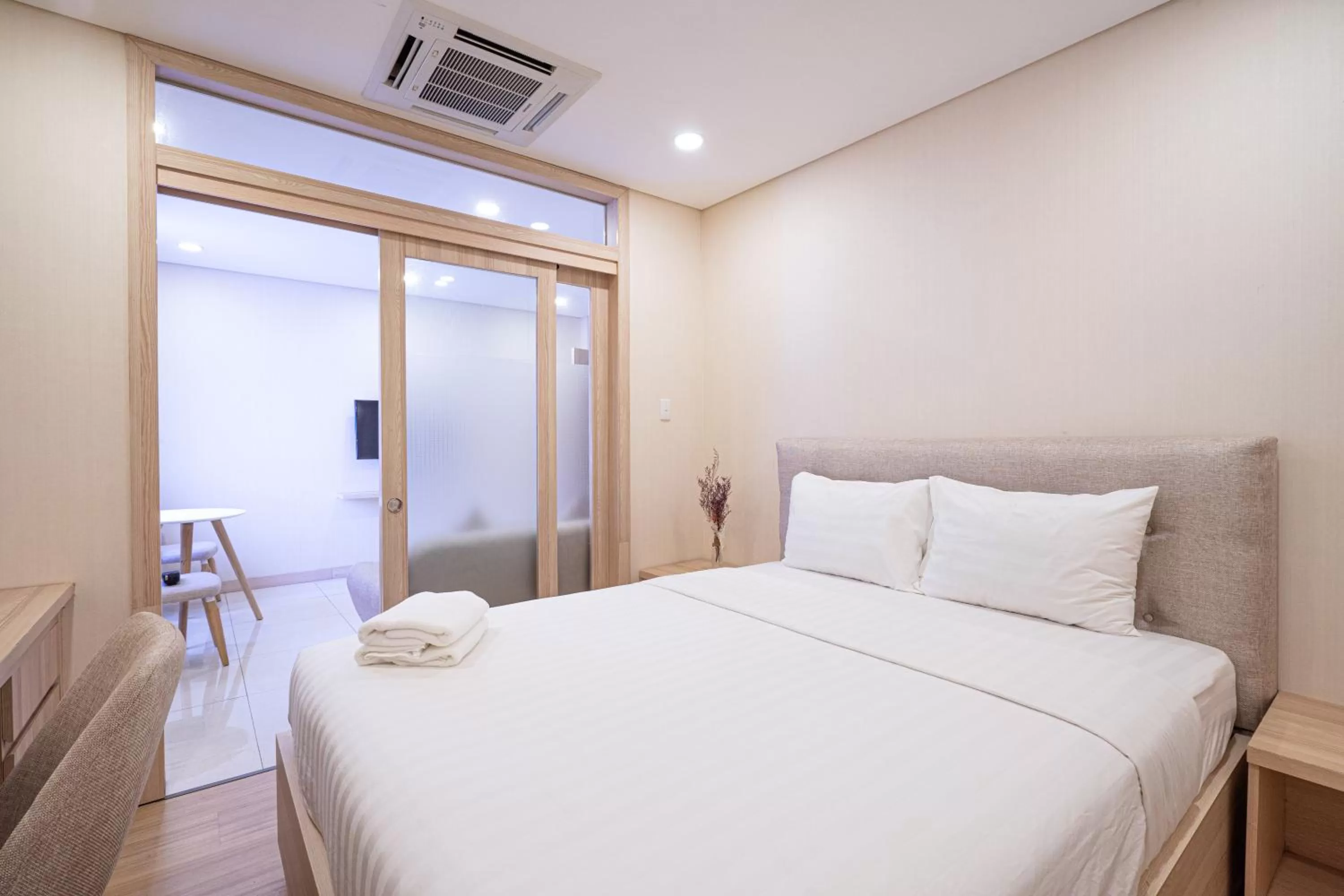 Bed in Luxy Park Hotel & Apartments - Notre Dame