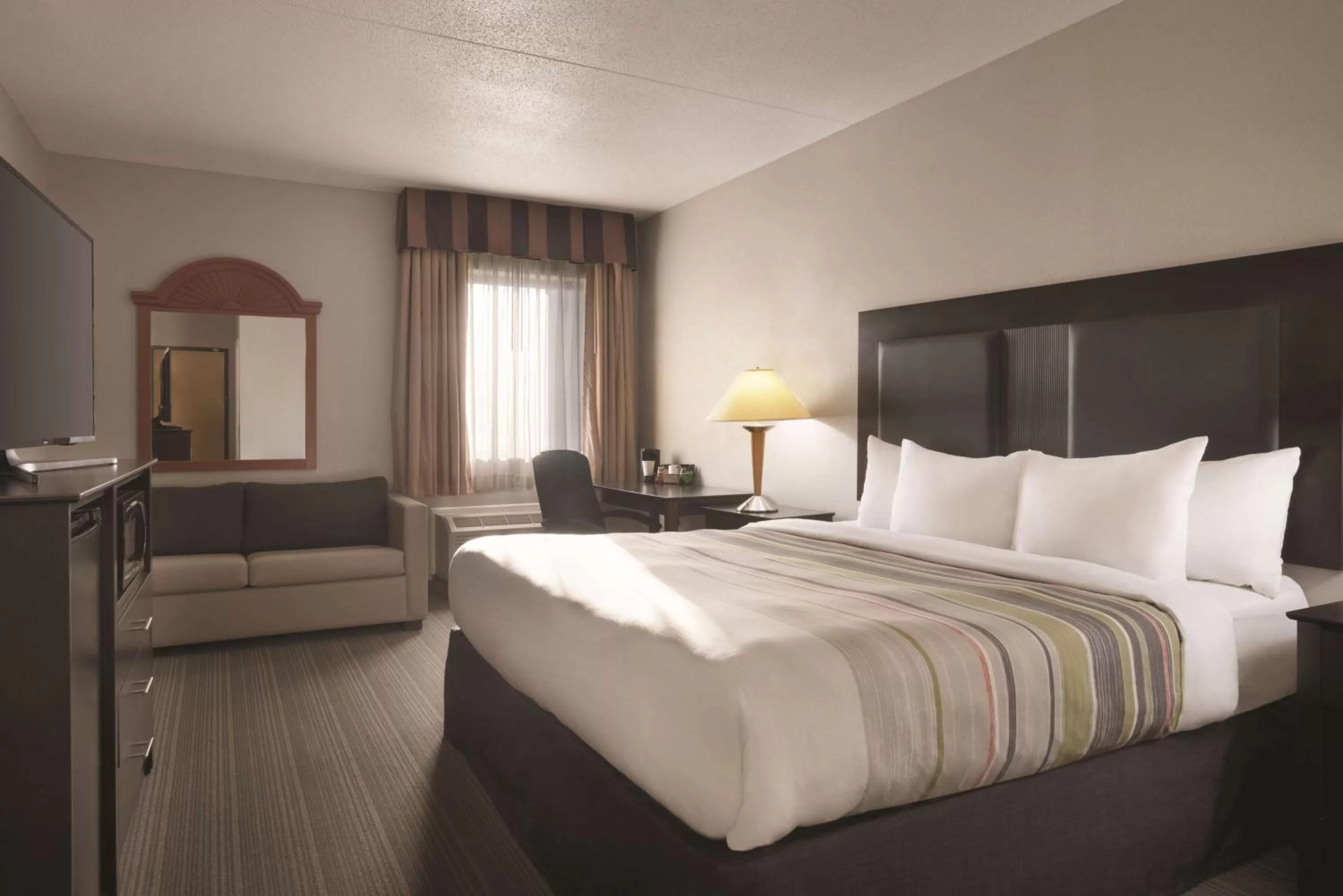 King Suite with Whirlpool - Non-Smoking in Country Inn & Suites by Radisson, Indianapolis East, IN