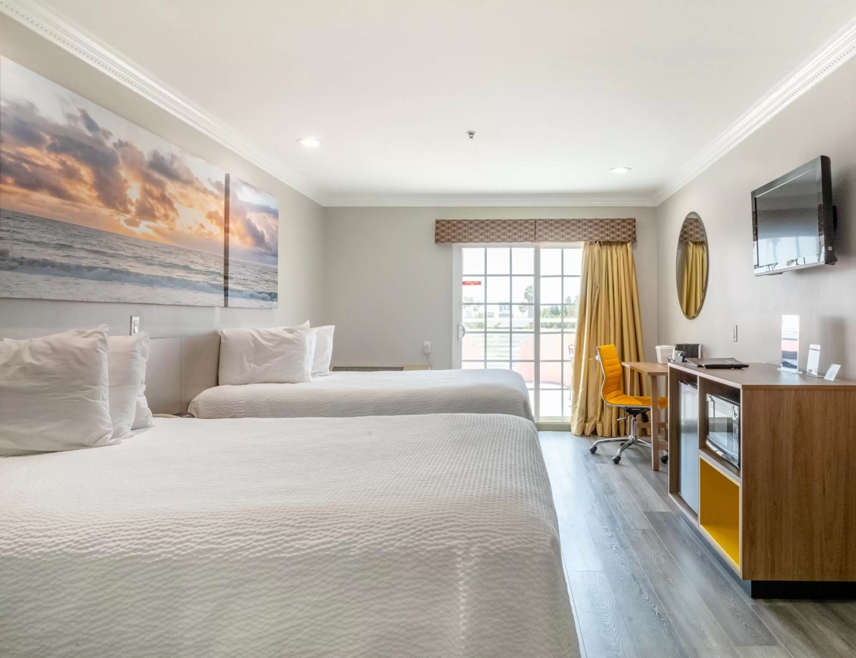 Photo of the whole room, Bed in Days Inn by Wyndham Santa Monica