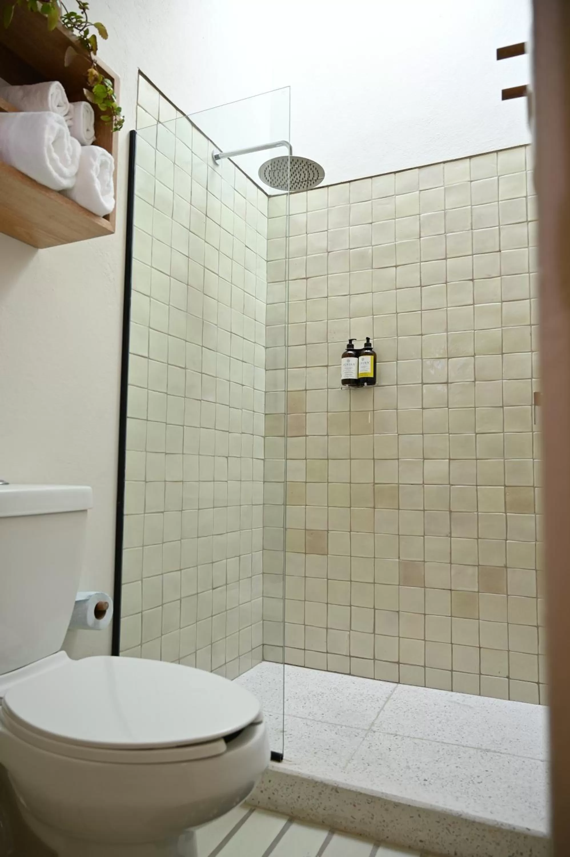 Bathroom in Casa Kali by Barrio México