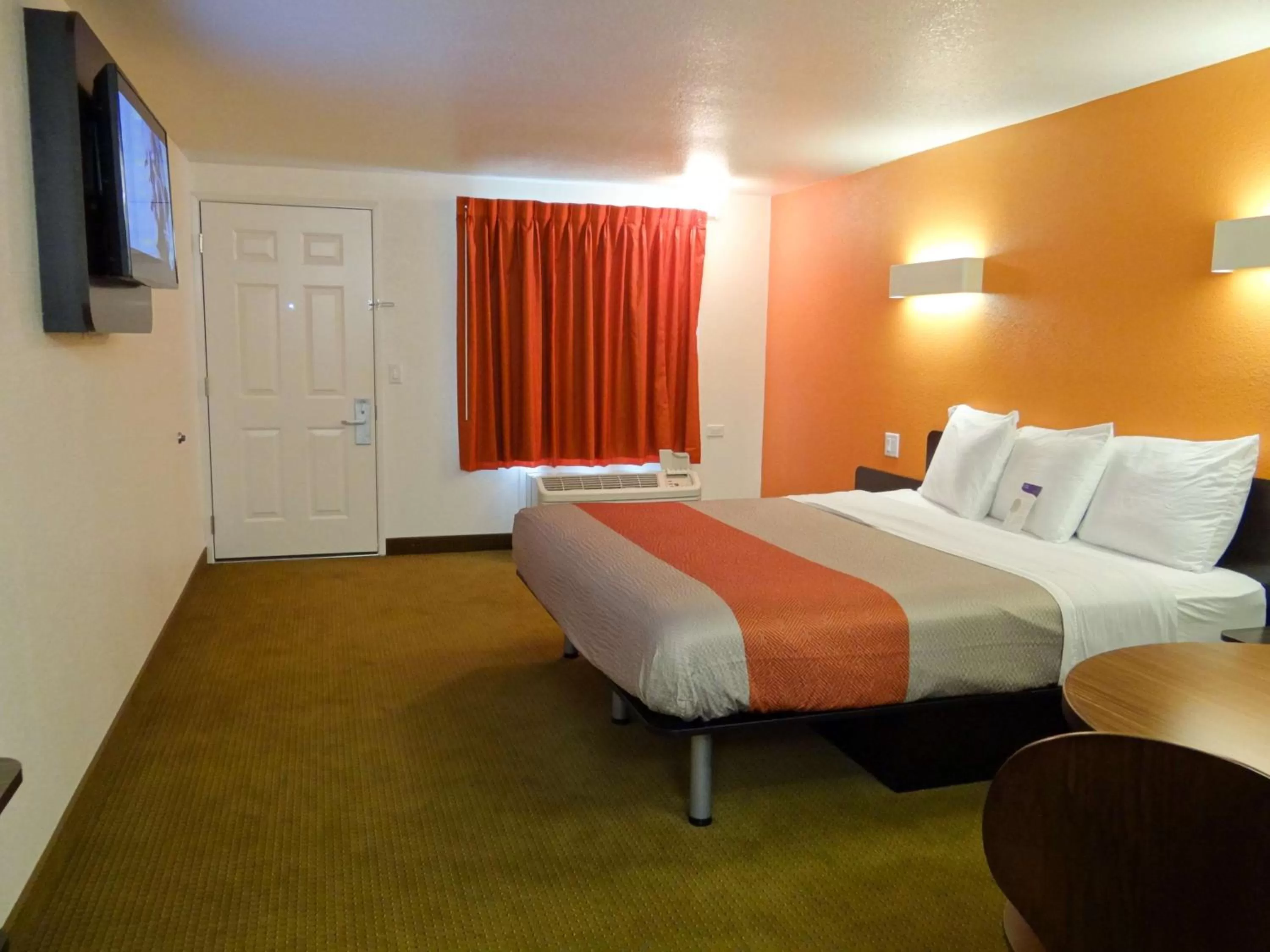 TV and multimedia, Bed in Motel 6-Erie, PA
