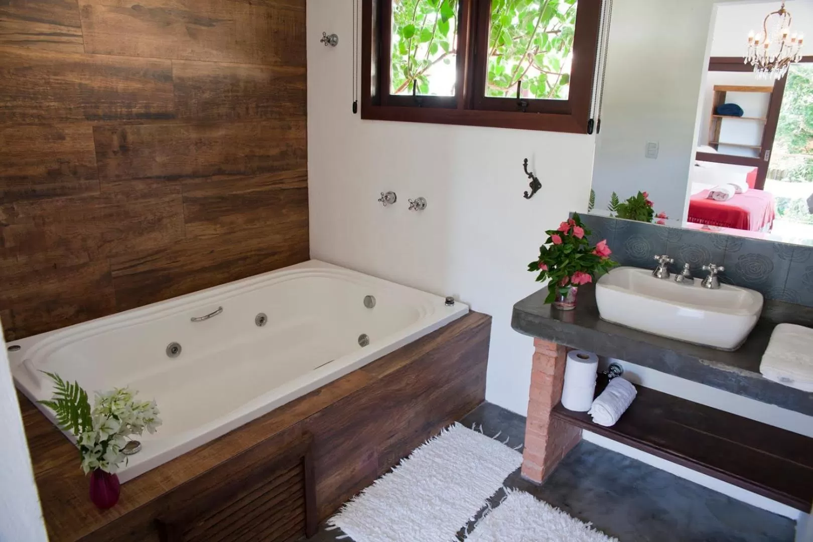 Hot Tub, Bathroom in Pousada Vila Rosada