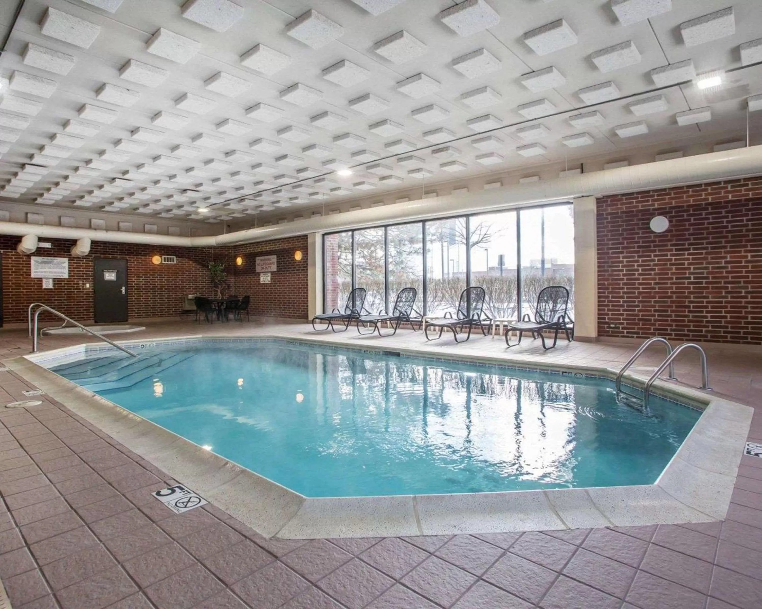 Swimming pool in Quality Inn Schaumburg - Chicago near the Mall