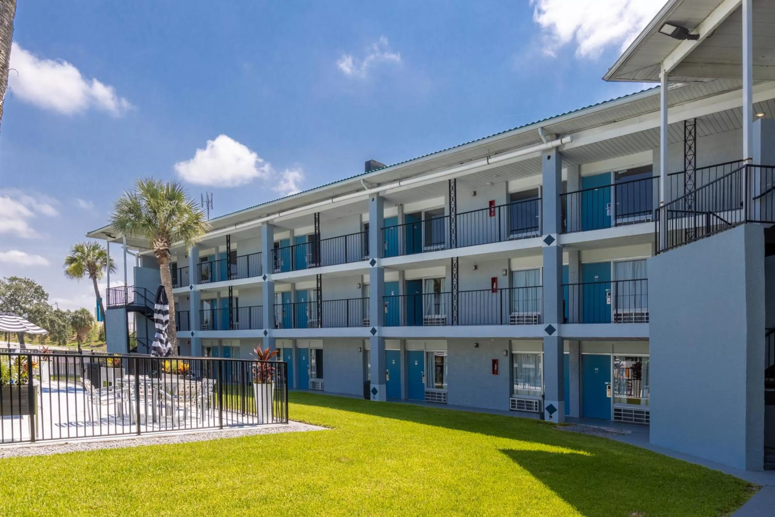 Property building in Motel 6 - Altamonte Springs, FL