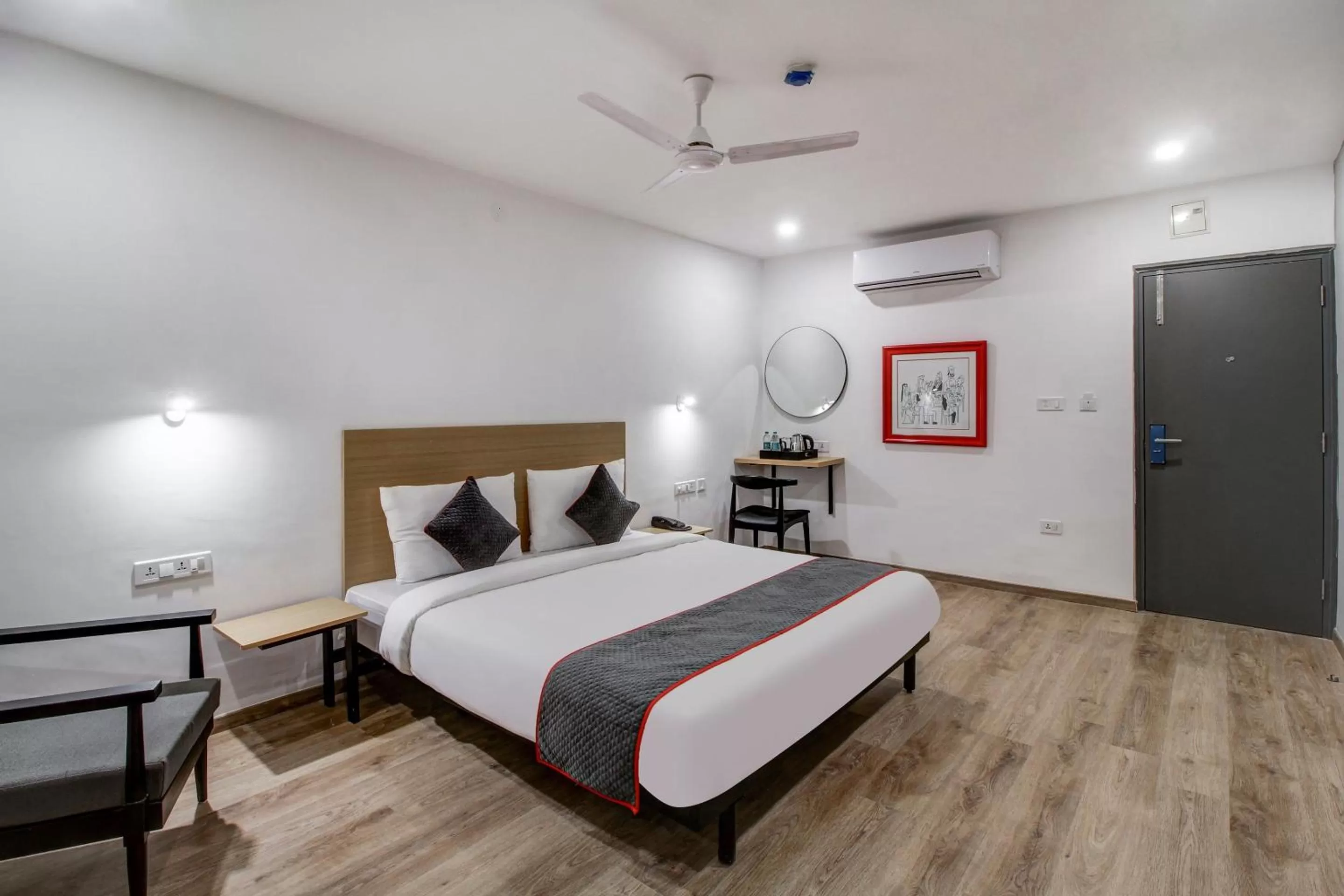 Deluxe Triple Room - single occupancy in Super Townhouse RCC Majestic 397 LB Nagar