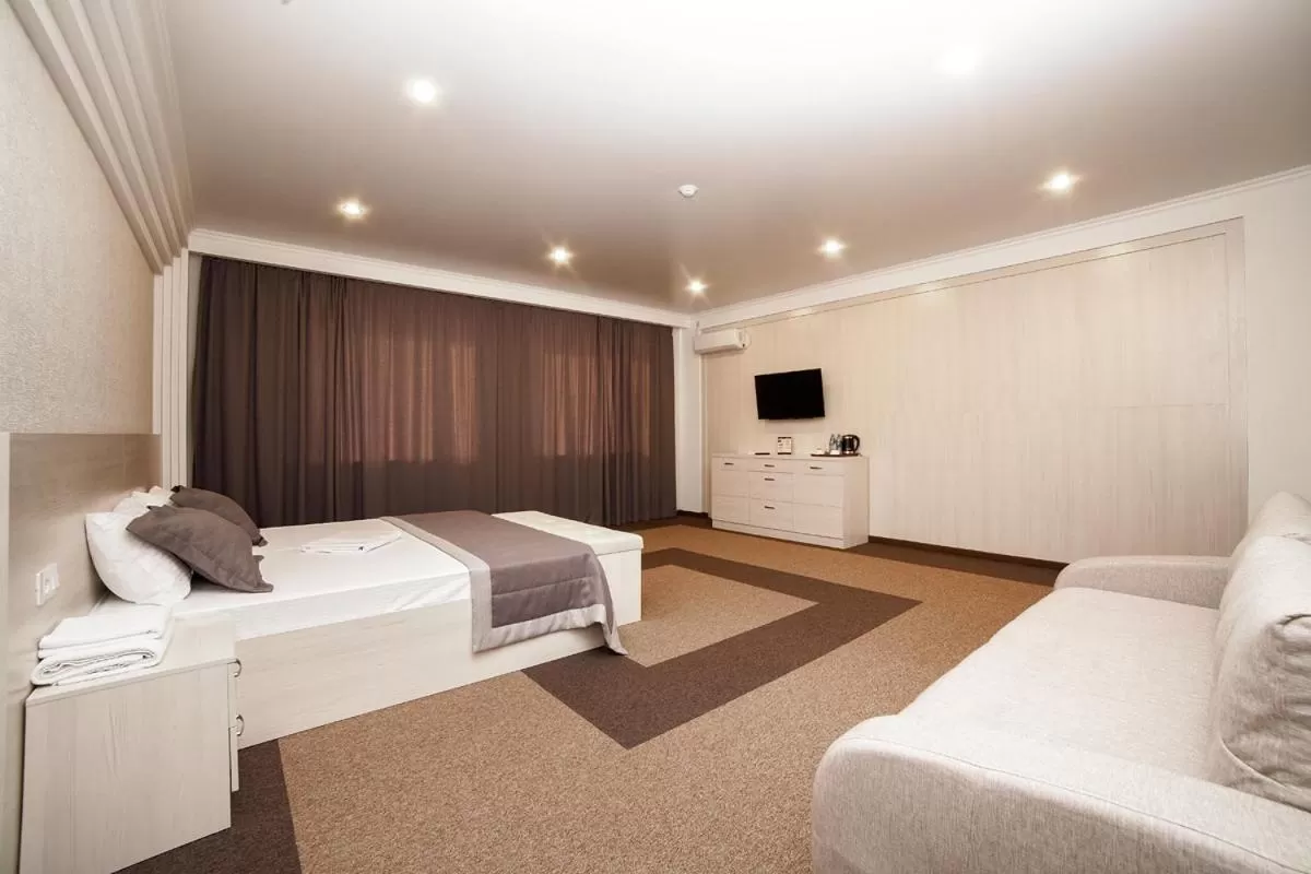 Photo of the whole room, Bed in Meridian